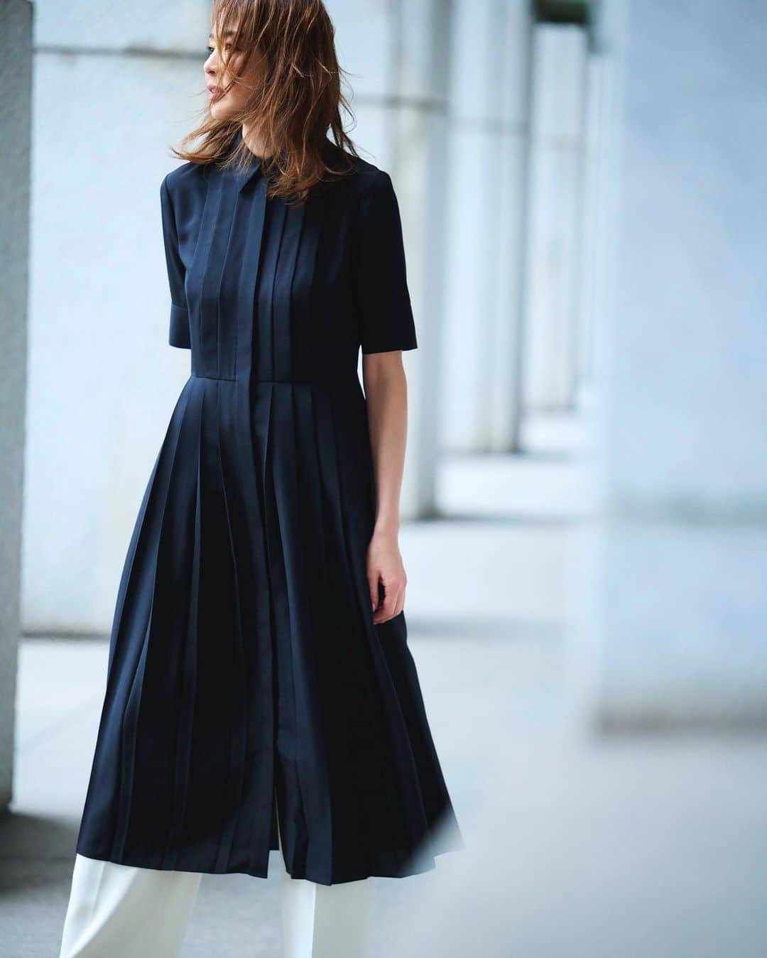 Theory luxe official account.のインスタグラム：「［THE STYLE GUIDE SUMMER 2023］  揺れるヘムラインがエレガントプリーツで魅せるモダンなシャツドレス  すっきりとした比翼仕立てのシャツドレス。 プリーツから生まれる、流れるようなドレープがフェミニン。  広がらないよう工夫されたプリーツの身頃に対し、スカート部分は動きがあって軽やか。 フロントボタンの開け方次第では羽織りとしても着こなせ、汎用性の高さも魅力。  ワイドパンツ合わせでこなれ感アップ  今年らしいタック入りのワイドパンツを合わせた、高感度なレイヤードルック。 ドレスのフロントボタンを大胆に外し、揺れ動くプリーツを堪能して。 ドレス一枚で着るよりもほんのりモードな雰囲気がMIXされ、美術館巡りなどのきれいめオフスタイルを格上げしてくれる。  #theoryluxe #セオリーリュクス #ワンピース #レイヤードスタイル #ワイドパンツ #モノトーン #モノトーンコーデ #プリーツワンピース」