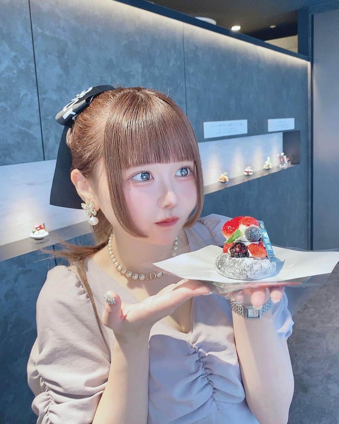 のインスタグラム：「⁡ これSnow Man食べたってさ！！🥰🥰🥰 ⁡ ⁡ 進化系フルーツ大福専門店🤍 くるくる回って浮いてる 大福が有名なお店🥹🫶🏻 ⁡ ⁡ フルーツ大福 金田屋 銀座本店 ( @_kanadaya_ ) ( @kanadaya.official ) ⁡ ⁡ ⁡ なんだこの光り輝く大福はー！！🌟🪄 見るから高そうなビジュ お値段はやっぱり少しお高め…🥹 ⁡ ⁡ だが食べる価値あり！！(ˊ⸝⸝o̴̶̷ ̫ o̴̶̷⸝⸝ˋ) ただの甘いだけの大福じゃなくて 甘さ控えめでとっっても 上品なお味で美味しかった🍡 ⁡ ⁡ ⁡ ୨୧┈┈┈┈┈┈┈order┈┈┈┈┈┈┈┈୨୧ ⁡ 🍓ミックスベリー ⁡ 🌰渋皮和栗のモンブラン ⁡ 🍍パイン ⁡ ୨୧┈┈┈┈┈┈┈┈┈┈┈┈┈┈┈┈┈┈୨୧ ⁡ ⁡ ⁡ この大福は食べ方にも こだわりがあるんだってー！😳 ⁡ ①真ん中に設置されているピックを持ち デコレーションされた フルーツとチーズクリームを楽しみます。 ⁡ ②特製餡が入った大福と一緒に フルーツとチーズクリームのマリアージュを お召し上がりください。 ⁡ ⬆️この通り食べるのめっちゃおすすめ💖 ⁡ ⁡ ⁡ ⁡ 店内にも2つだけテーブルがあって イートインスペースあるよ🫶🏻 テイクアウトは高級感ある 専用BOXに入ってるから テイクアウトの方がおすすめかも🐬💕 ⁡ ⁡ これは手土産に喜ばれること 間違いなし😳✨ ⁡ ⁡ ⁡ ━━━━━━━━━━━━━━━━━━━━ ⁡ 📍東京都中央区銀座5丁目7-10 EXITMELSA 1F ⁡ 🚃銀座駅から132m A2出口徒歩2分🚶‍♂️³₃ ⁡ 🕐11:00～20:00 ⁡ ㊗️予約可 ⁡ 💰○現金/カード/電子マネー  ×QRコード決済 ⁡ 📞080-4210-0184 ⁡ ━━━━━━━━━━━━━━━━━━━━ ⁡ ⁡ ⁡ ⁡ ⁡ ⁡ #金田屋 #金田屋フルーツ大福 #フルーツ大福 #フルーツ大福専門店 #フルーツ #銀座スイーツ #銀座グルメ #手土産スイーツ #手土産にオススメ #手土産に最適 #japanesesweets #daifuku #kanadaya #fruitdaifuku #japanesefood #japantravels #japanesegirls #daifukumochi #ichigodaifuku #ginza」