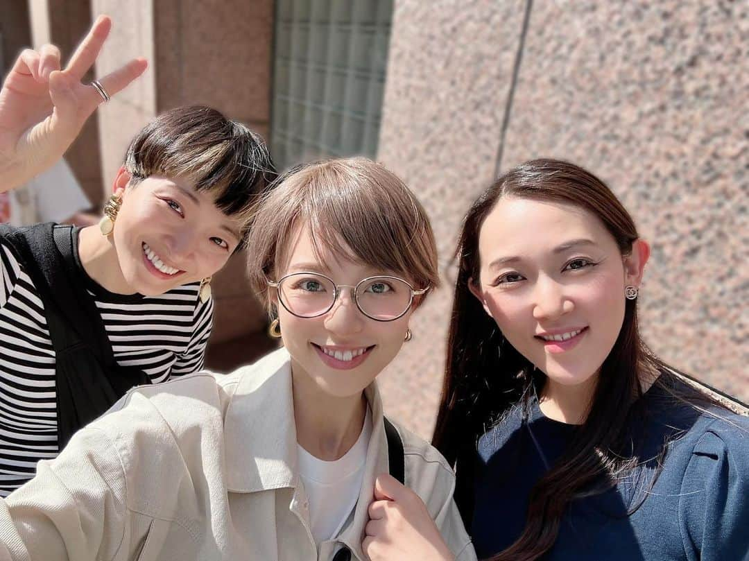 花里まなさんのインスタグラム写真 - (花里まなInstagram)「今日はこのお2人と会うことができました☺️ 久々に会えた〜🍀音楽学校や現役時代の思い出話も、覚えていたり覚えていなかったり…何月が経ちすぎて忘れかけている話も、同期と話しているうちに、あー‼︎あったあったそんな事🤣と思い出したり…😆 やっぱり会って話して笑い合うことはとっても幸せで楽しい大切な時間ですね🩷  ランチの後、あーだこーだ言いながら雑貨屋さんを見て回った時間も楽しすぎました🤭  #91期 #野々すみ花  #愛加あゆ  91期のトップ娘役のお二人🤩 2人ともショートカットがとっても似合ってました👏」6月3日 21時56分 - aiko_mana18