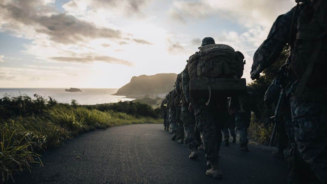アメリカ海兵隊のインスタグラム：「Take The Scenic Route 🌴   📍 @mcb_hawaii (May 31, 2023)  #Marines with the 3d Marine Littoral Regiment, 3d Marine Division, conduct a 10-kilometer sustainment hike.   Unit hikes serve as one of many methods for Marines to maintain conditioning for sustaining combat readiness.   📷 (U.S. Marine Corps photo by Sgt. Patrick King)  #USMC #MarineCombatArms」