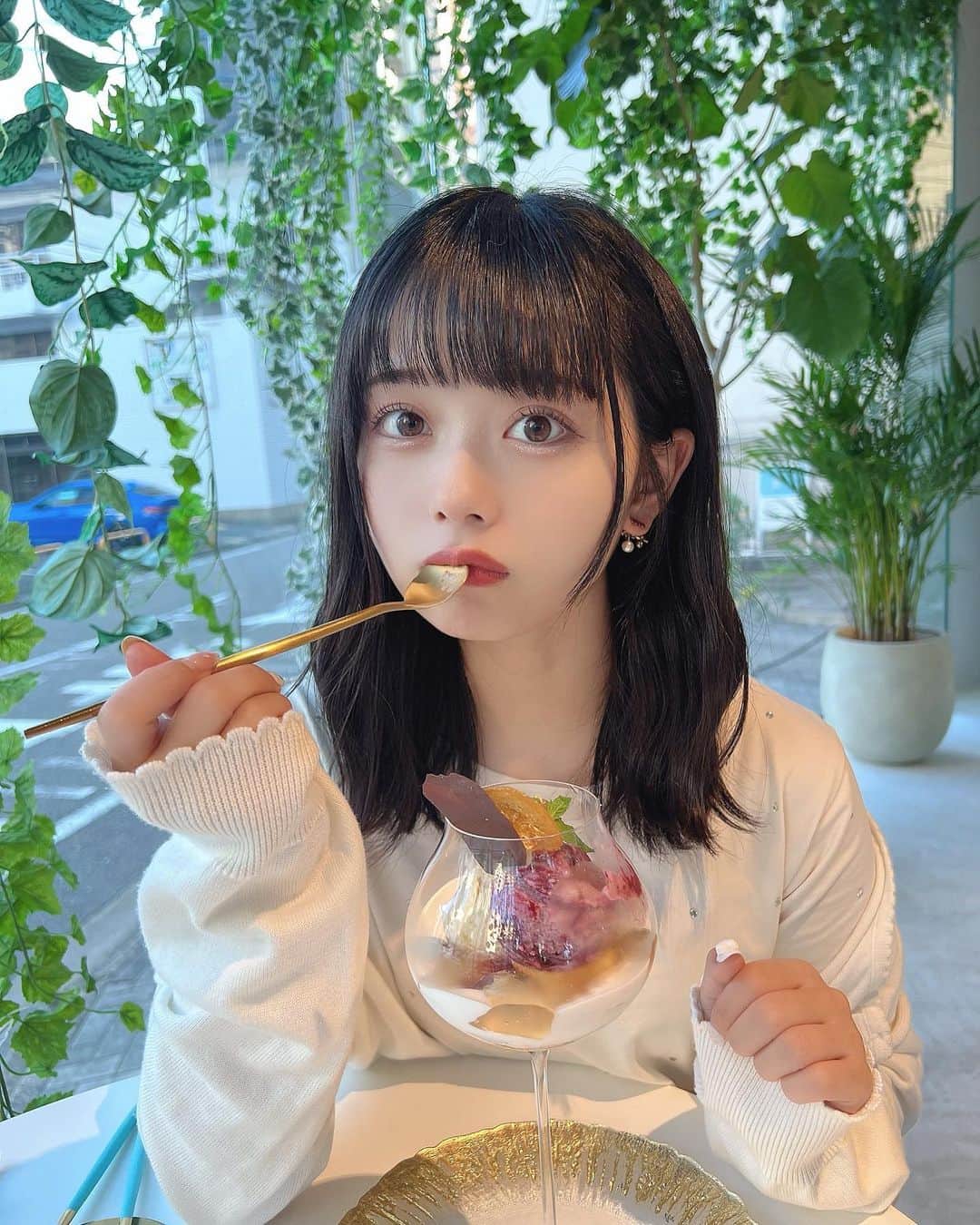 峰島こまきのインスタグラム：「福岡で おしゃれなカフェを見つけたので 月音と、🫐❤︎  ライブ後で髪ぱやぱやですが、、  福岡四年ぶりで 本当にしあわせ、🥹」