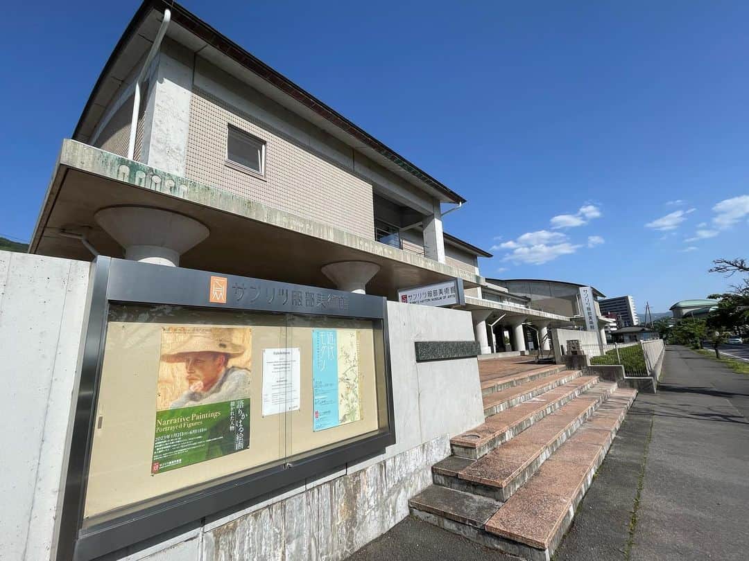 のインスタグラム：「近代・モダン　新しい時代の絵画をもとめて 2023.4.22−6.11 サンリツ服部美術館  同時開催 服部一郎コレクション近現代絵画展 語りかける絵画　描かれた人物  こちらもずっと行ってみたかった美術館でして、栖鳳、古径、土牛、玉堂、大観、橋本雅邦、伊藤小坡…と、ほんっとうに素晴らしい日本画コレクションを見ることができました。  同時開催の洋画展もすごくてですね、マリー・ローランサンやキース・ヴァン・ドンゲン、キスリングにジャン・ジャンセン…と、さすがあの“服部さん”のコレクションだなぁと唸りました。  もっともっと収蔵作品が見たい！と、通いたくなる美術館と出会えたようで嬉しかったです。遠いけどね。  最近いいもんだなと見直している、取材ではない、自分のためだけのアート時間でした。  #サンリツ服部美術館  #諏訪湖 #長野 #日本画 #服部一郎コレクション #おすすめ美術展  #美術館巡り  #美術館  #アート散歩  #DJAIKO62  #djaiko62のアート噺  #学芸員djのdjaiko62  #読むアート噺  #アート噺」