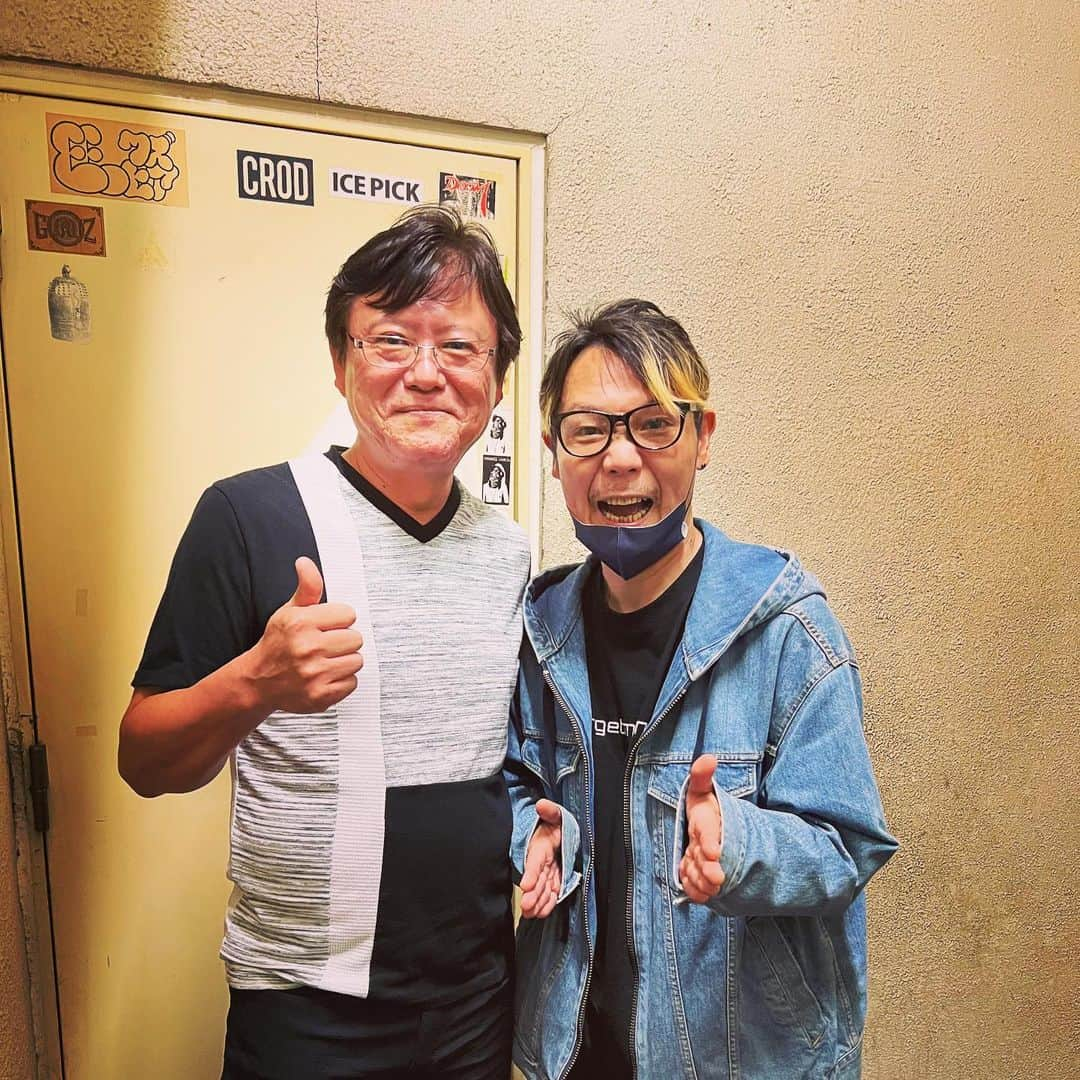 日高央さんのインスタグラム写真 - (日高央Instagram)「朋友キャプテン・ヘッジ・ホッグの意味なしワンマンに客演してきました！  ドラム奥脇くんが「ロックをなめてる」という事で糾弾され続けていましたが(リハ初日にシノッピとグルーヴが合わなかったそうですが)、今夜の客演をすっぽかしたウムが結局一番なめてるという結論に落ち着きました😅  久々マスタリング・エンジニア滝口さんにも会えて、意味なしワンマンとはいえ旧交を温め合った意味のある1日でしたね🎶  #キャプヘジ #もはや恒例 #意味なし #ワンマン #LIVE #Lets #Stay #PRISM #Forever #and #StayPunkForever #with #Fever #3P3B #CaptainHedgeHog #TheStarbems」6月3日 22時03分 - hidakatoru