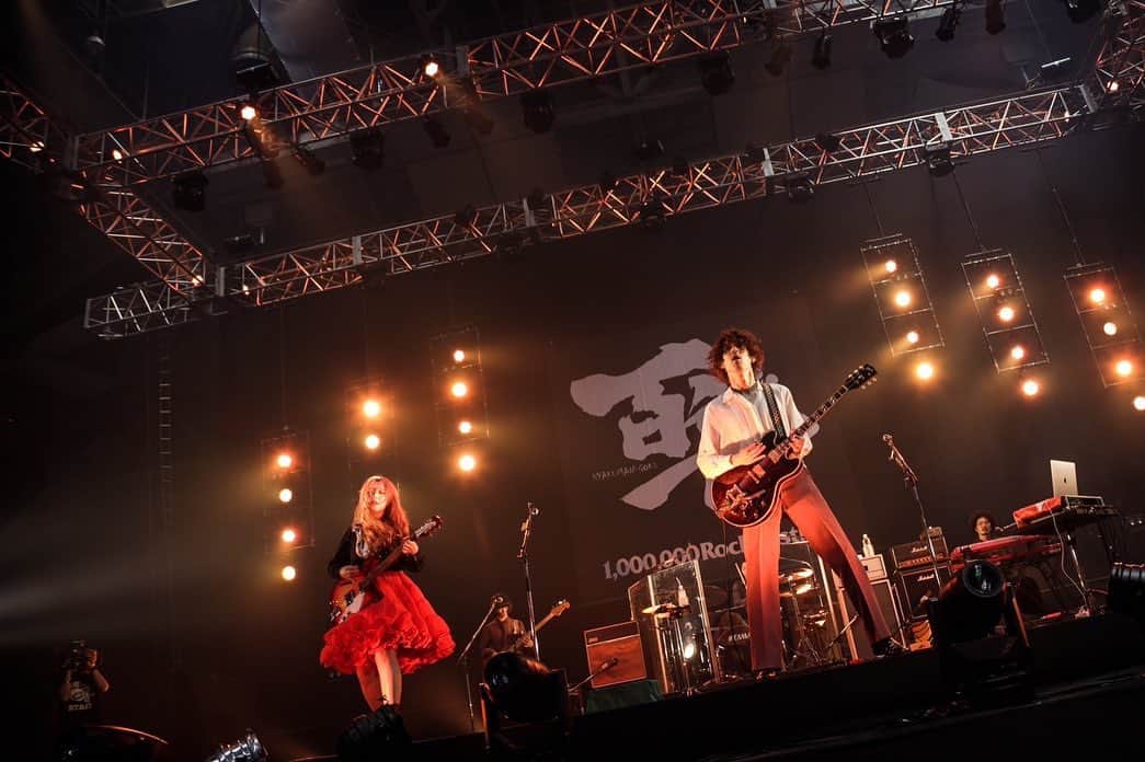 亀本寛貴のインスタグラム：「ミリオンロックフェス2023 @infomillionrock   見て下さった皆さんありがとうございました！ コロナ禍を経てまたこうやってフェスでみんなで音楽を楽しめているのが本当に嬉しい。  変わらずカッコいい同世代のバンドや初めましての若手のバンドや色んな人にも会えて改めてフェスっていいなーとなりました^_^  📷サトウハル @haru96_s」