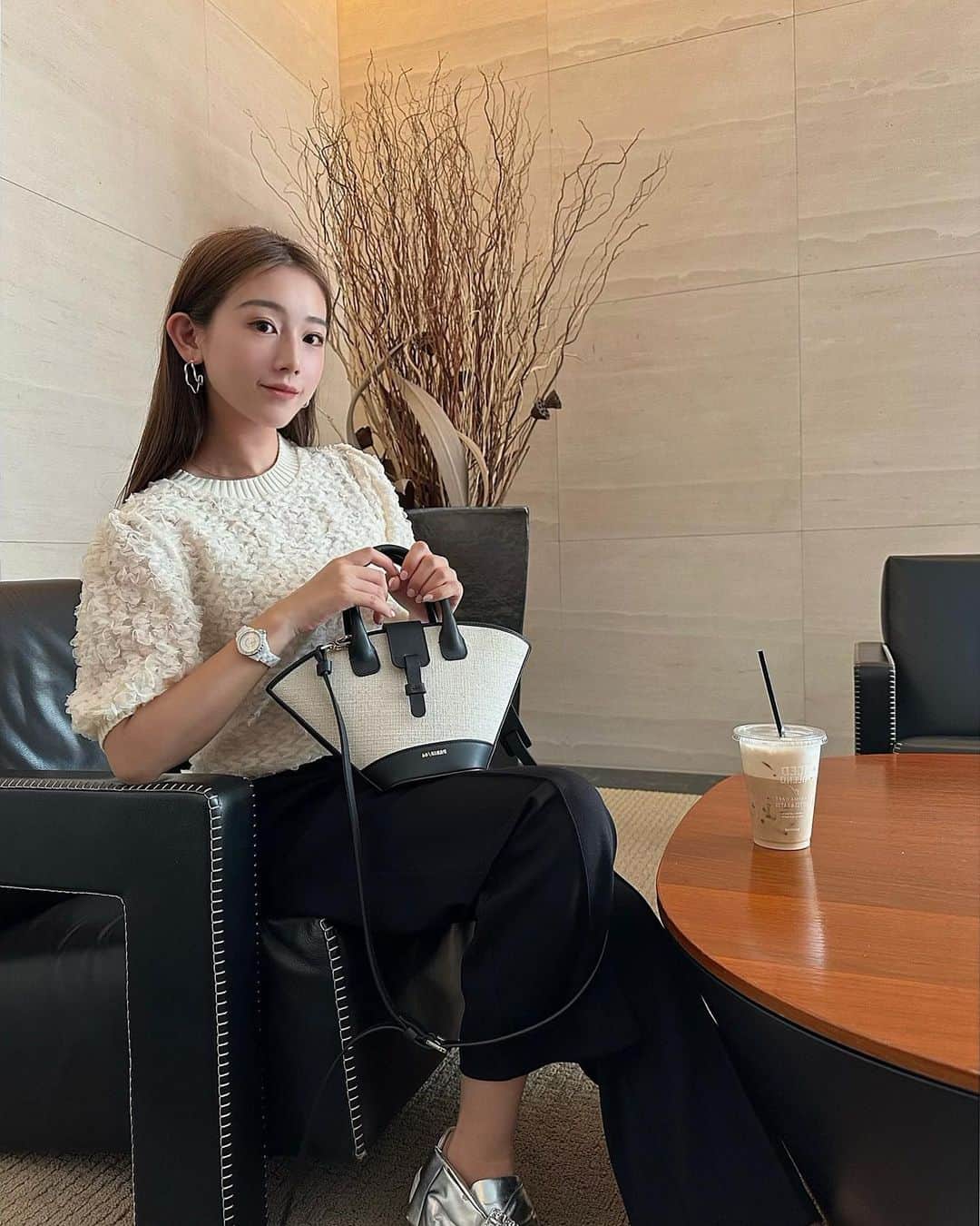 稲川千里のインスタグラム：「🌹🕊️  やっぱりミニサイズのbagが1番使いやすい☺️  #paris64 #paris64world #ママコーデ」