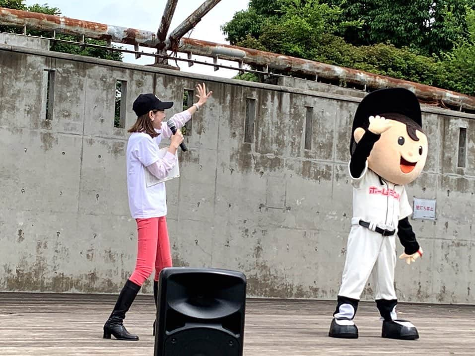 佐藤由季さんのインスタグラム写真 - (佐藤由季Instagram)「#ミルクフェスティバル  1日目🐮 大雨の影響もあって遅れてのスタート でしたが、最後は眩しいくらいの晴天☀️ そんな中でも沢山の方にお越しいただき ありがとうございました！！  #チーバくん #ホームラン坊や  (#あたるくん )も盛り上げに来てくれて モ〜〜ゥ嬉しい🐮楽しい🐄 バター作り教室やクイズ大会でも 子どもたちのキラッキラの笑顔に 元気を沢山もらいました😆  スタッフの皆さんにも 久しぶりにお会いできたり 美味しいミルクも沢山飲んだり食べたり やっぱりミルクフェスティバル好きだなぁ♡ 今日はあまり自由時間がなくて 回れなかったところも多かったので 明日は私も色々体験出来たらと思います🐄  明日6/4(日)は予定通り10:00~15:00 引き続きMCを務めます🎤 #千葉ポートパーク #円形芝生広場  でお待ちモウシあげております🐮 (休憩などでいない時があったら ごめんなさい🙇‍♀️) 明日はかなり暑くなるそうですので 熱中症対策や日焼け対策等を しっかりしてお越し下さいね！！  #ミルクフェスティバル2023  #牛乳月間 #6月  #牛乳をたくさん飲もう 🥛 #ミルクドーナツ 🍩お気に入り #フリーアナウンサー  #佐藤由季  #千葉ポートタワー を見ながら気持ちぃ〜 #久しぶりの外イベントにはしゃいじゃいました 😆 #明日も来てくれるかな ！？😂 #モウシあげております が個人的にお気に入り🐮笑 #チーバくんもあたるくんも横向いちゃうのも個人的にツボだった 🤣」6月3日 22時07分 - yukisato0710