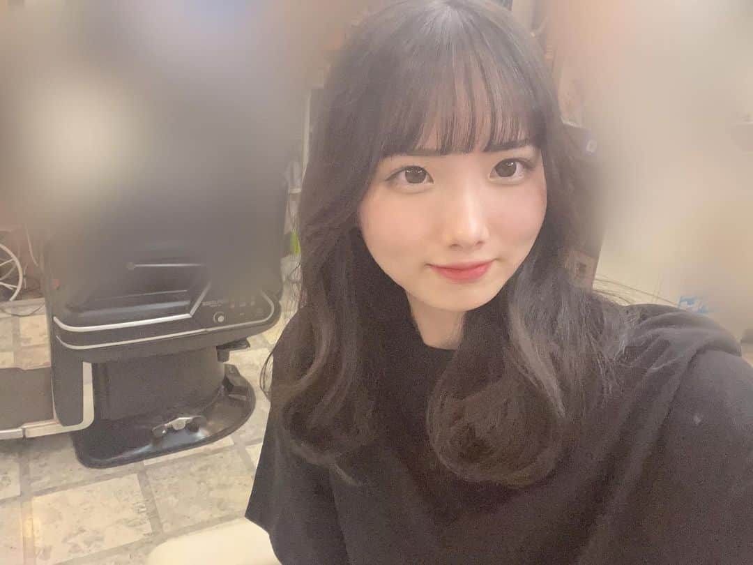 中野みやびのインスタグラム：「髪切りました✂️   #セミロング  #髪  #髪切った  #短め  #ヘアドネーション  #hair  #自撮り  #巻き髪  #new  #newhair  #jkブランド  #jk #中野みやび」