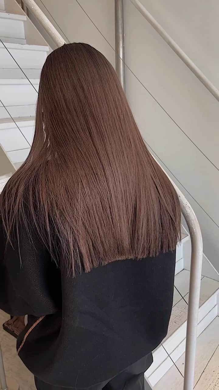 のインスタグラム：「✂︎✂︎✂︎  １ブリーチで作る地毛風まろやかベージュ ブリーチでしか出せない透明感と色もちの良さがポイントです✨ . ダメージが気になる方はスーパーケアブリーチと内部補修トリートメントを併用してあげると髪の負担を抑えてブリーチできます😌 . 気になることはdmにてご相談ください。」