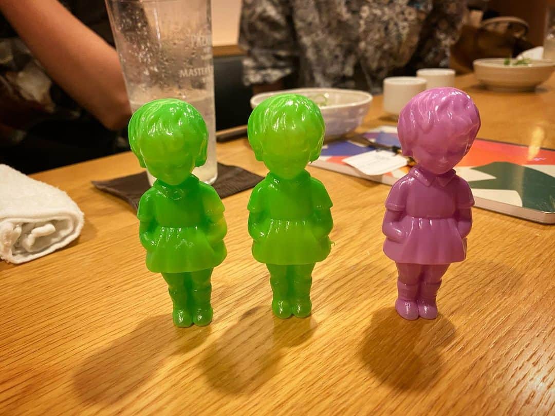 水川あさみのインスタグラム：「紹介します🧍🏻‍♀️🧍🏻‍♀️🧍🏻‍♀️ 右から のりこ(夏帆©︎)、さちこ(私)、すえよ(きなこ) カンヌから遥々わたしたちの元へやってきてくれたよ😂 ありがにん @sakuraando 🤍」