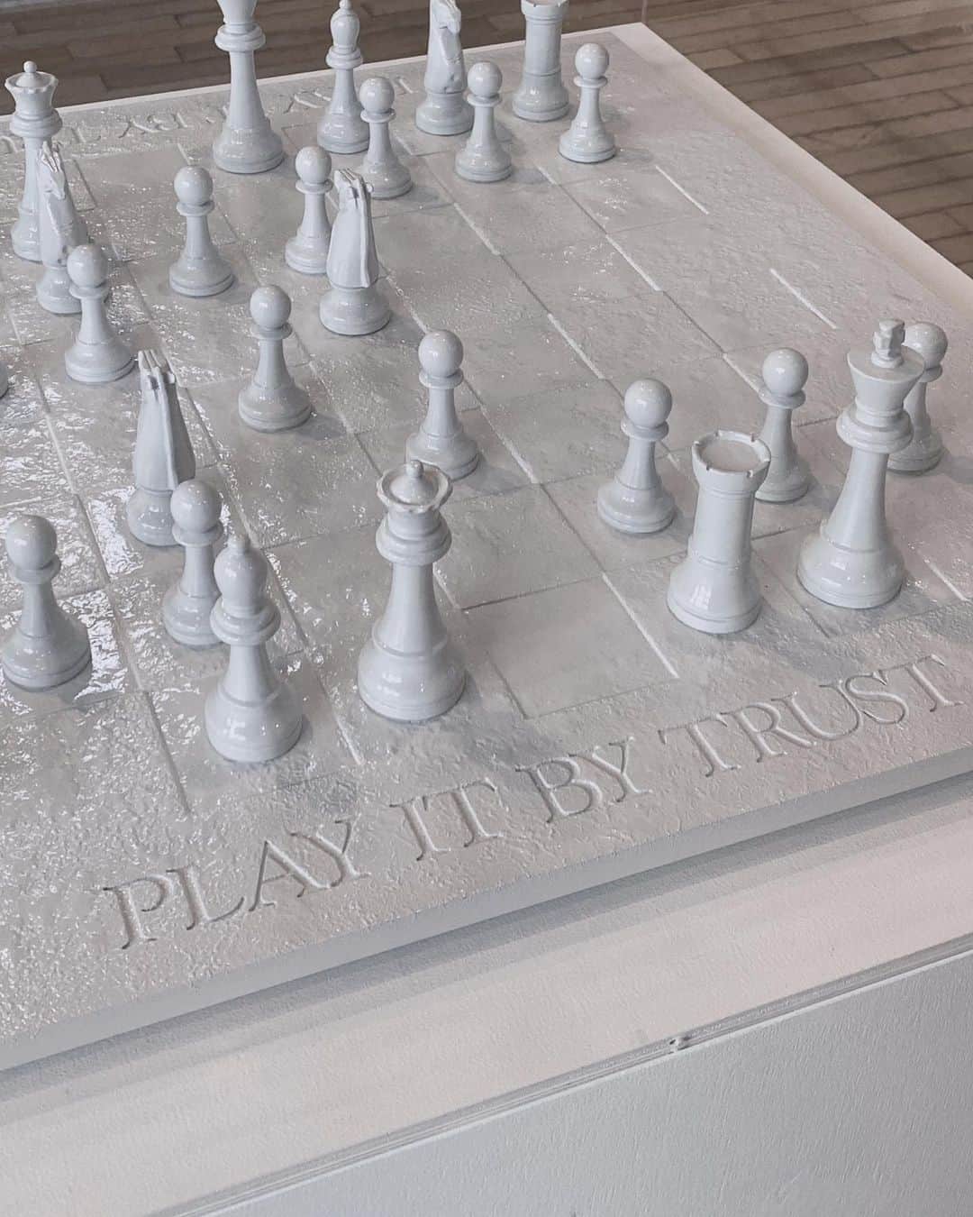 浅見姫香さんのインスタグラム写真 - (浅見姫香Instagram)「PLAY IT BY TRUST. On this pure white chessboard, as the game progresses, it becomes difficult to distinguish between your opponent's pieces and your own pieces. I can't see where the line between myself and others is. Yoko Ono's work contains a message that denies fighting and winning and losing, saying, "There is no distinction between friend and foe."  Recently I've been interested in Joseph Beuys. He did a chaotic performance, painting his face with honey and gold leaf, holding a dead rabbit, and explaining his work to the rabbit. Boyce's recounts about his own past may or may not be true. However, I believe in the words he left behind, "Art is the only power to free humankind from all repression."  この真っ白なチェス盤でゲームを続けていくと、相手の駒と自分の駒の見分けがつかなくなる。果たして、自分の駒はどれなのか。自分と相手の境界線はどこにあるのかが見えない。そうなると「敵味方の区別も無い」と言う。争いや勝ち負けを否定したメッセージが込められたオノ・ヨーコ氏の作品。  そして最近、興味をもったヨーゼフ・ボイス。 顔に金箔やはちみつを塗り、死んだ兎を抱えながら、兎に自作を説明をすると言う、なんともカオスなパフォーマンスをした彼。ボイスが語った自身の過去は、真実かどうかは分からないとされている。だが、彼が残した「芸術は、あらゆる抑圧から人類を解放する唯一の力である。」と言う言葉は信じている。」6月3日 22時13分 - himeka_asami_official