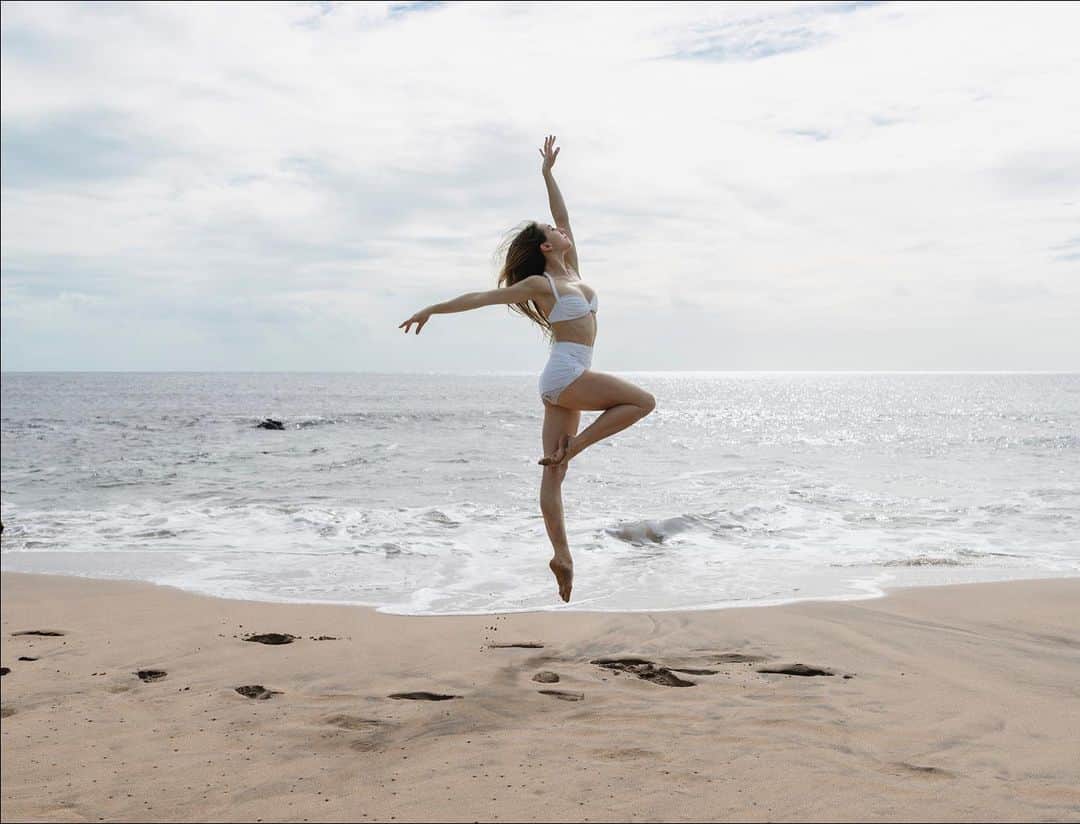 ballerina projectのインスタグラム：「𝐈𝐬𝐚𝐛𝐞𝐥𝐥𝐚 𝐁𝐨𝐲𝐥𝐬𝐭𝐨𝐧 on the island of Maui.   @isabellaboylston #isabellaboylston #ballerinaproject #ballerina #ballet #dance #beach #maui #hawaii   Ballerina Project 𝗹𝗮𝗿𝗴𝗲 𝗳𝗼𝗿𝗺𝗮𝘁 𝗹𝗶𝗺𝗶𝘁𝗲𝗱 𝗲𝗱𝘁𝗶𝗼𝗻 𝗽𝗿𝗶𝗻𝘁𝘀 and 𝗜𝗻𝘀𝘁𝗮𝘅 𝗰𝗼𝗹𝗹𝗲𝗰𝘁𝗶𝗼𝗻𝘀 on sale in our Etsy store. Link is located in our bio.  𝙎𝙪𝙗𝙨𝙘𝙧𝙞𝙗𝙚 to the 𝐁𝐚𝐥𝐥𝐞𝐫𝐢𝐧𝐚 𝐏𝐫𝐨𝐣𝐞𝐜𝐭 on Instagram to have access to exclusive and never seen before content. 🩰」
