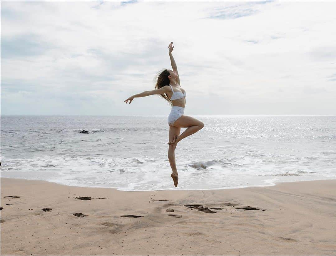 ballerina projectさんのインスタグラム写真 - (ballerina projectInstagram)「𝐈𝐬𝐚𝐛𝐞𝐥𝐥𝐚 𝐁𝐨𝐲𝐥𝐬𝐭𝐨𝐧 on the island of Maui.   @isabellaboylston #isabellaboylston #ballerinaproject #ballerina #ballet #dance #beach #maui #hawaii   Ballerina Project 𝗹𝗮𝗿𝗴𝗲 𝗳𝗼𝗿𝗺𝗮𝘁 𝗹𝗶𝗺𝗶𝘁𝗲𝗱 𝗲𝗱𝘁𝗶𝗼𝗻 𝗽𝗿𝗶𝗻𝘁𝘀 and 𝗜𝗻𝘀𝘁𝗮𝘅 𝗰𝗼𝗹𝗹𝗲𝗰𝘁𝗶𝗼𝗻𝘀 on sale in our Etsy store. Link is located in our bio.  𝙎𝙪𝙗𝙨𝙘𝙧𝙞𝙗𝙚 to the 𝐁𝐚𝐥𝐥𝐞𝐫𝐢𝐧𝐚 𝐏𝐫𝐨𝐣𝐞𝐜𝐭 on Instagram to have access to exclusive and never seen before content. 🩰」6月3日 22時16分 - ballerinaproject_