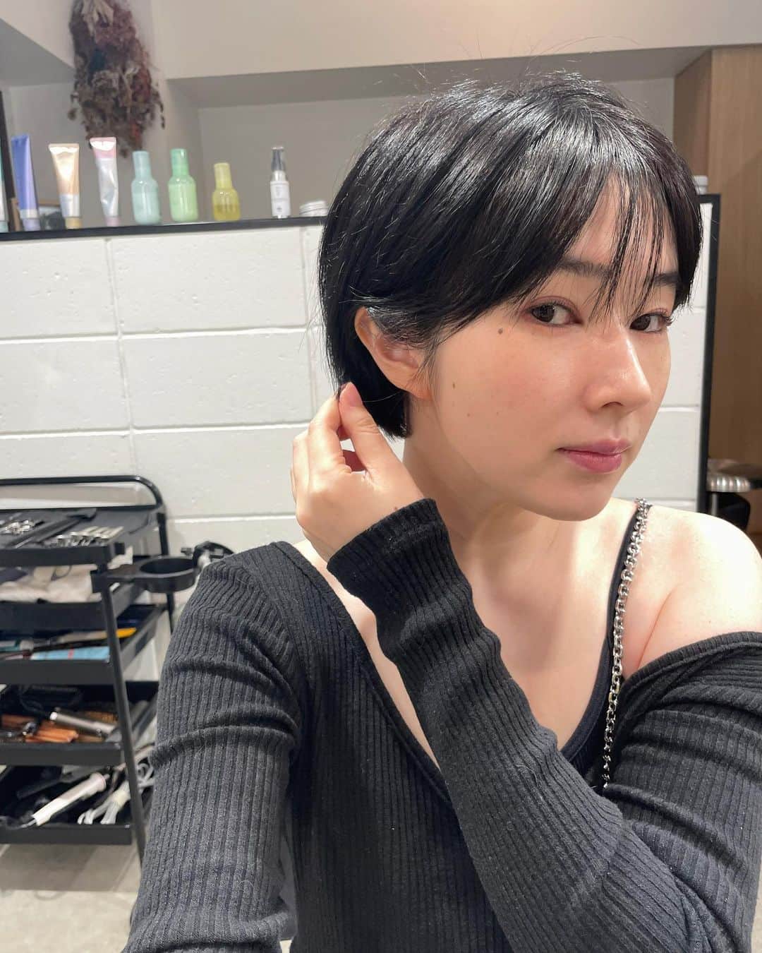 りえっくすのインスタグラム：「🧴‎◌𓈒𓐍  Aquall(アクオル) モイスチャーダメージケアシリーズ 頂いたもんで！ 2週間使って美容室行ったら💇‍♀️ 褒められた✨ . 香りも爽やかで美容室に行った時みたいな香りに包まれるから毎晩特別な気持ちになれる🩵」