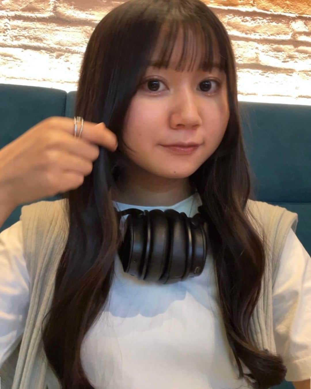 のインスタグラム：「久々の自撮りさん🤳🎧🤍  ．  ．  ．   #05  #05line  #jkブランド #jk3  #お洒落な人と繋がりたい #カフェ好きな人と繋がりたい #ヘアアレンジ  #巻き髪ロング  #ポートレートモデル #ヘアモデル  #カットモデル  #サロンモデル  #せるふぃー  #セルフィー  #レイアウト #いいね #いいね返し  #likes  #ootdstyle  #ootd  #ootdfashion  #followme」