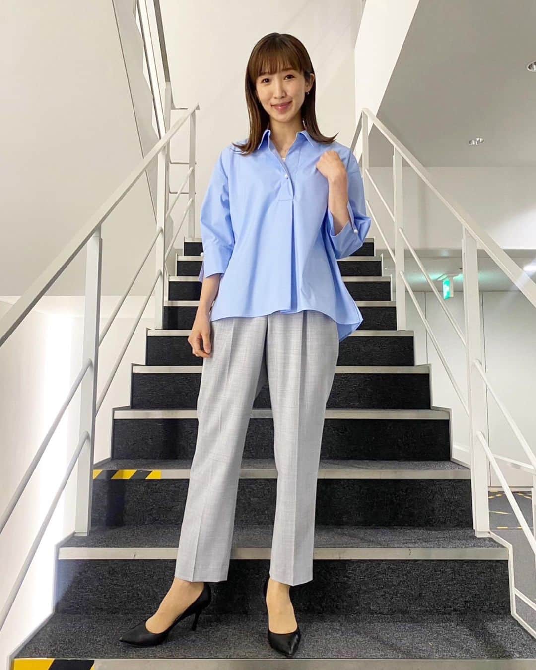 眞家泉のインスタグラム：「. 2023/06/02金  tops  #NOLLEYS pants  #NOLLEYS pierce  #ete necklace  #ete hair&make  @hairmake__kaunaloa   #衣装 #報道ステーション #報ステ #テレビ朝日」