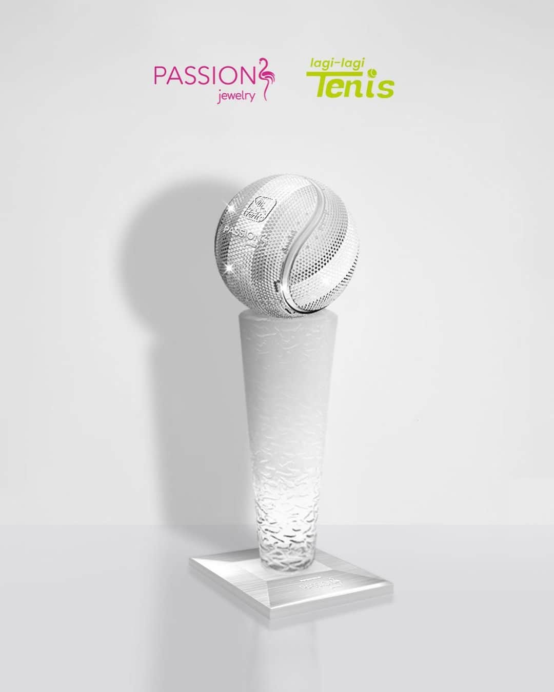 Raffi Ahmadさんのインスタグラム写真 - (Raffi AhmadInstagram)「Passion Jewelry debuted its first ever diamond jewelry trophy!   The celebratory piece is brought to life rendered in crystal riser that stands at 12,6 inches high, featuring around 5000 diamonds embedded in a form of real-size tennis ball.  With estimated value of IDR 2 billion !  The Unconditional Love trophy created exclusively for the Ultimate Match of RANS Lagi Lagi Tenis presented by Pertamina  The philosophy of this iconic trophy is simple yet meaningful, The Unconditional Love towards ourselves, our health through sports !  Diamond is a universal symbol of love, Tennis is a form of love. Let us show #UnconditionalLove to sports that unites us as Indonesian.」6月3日 22時32分 - raffinagita1717
