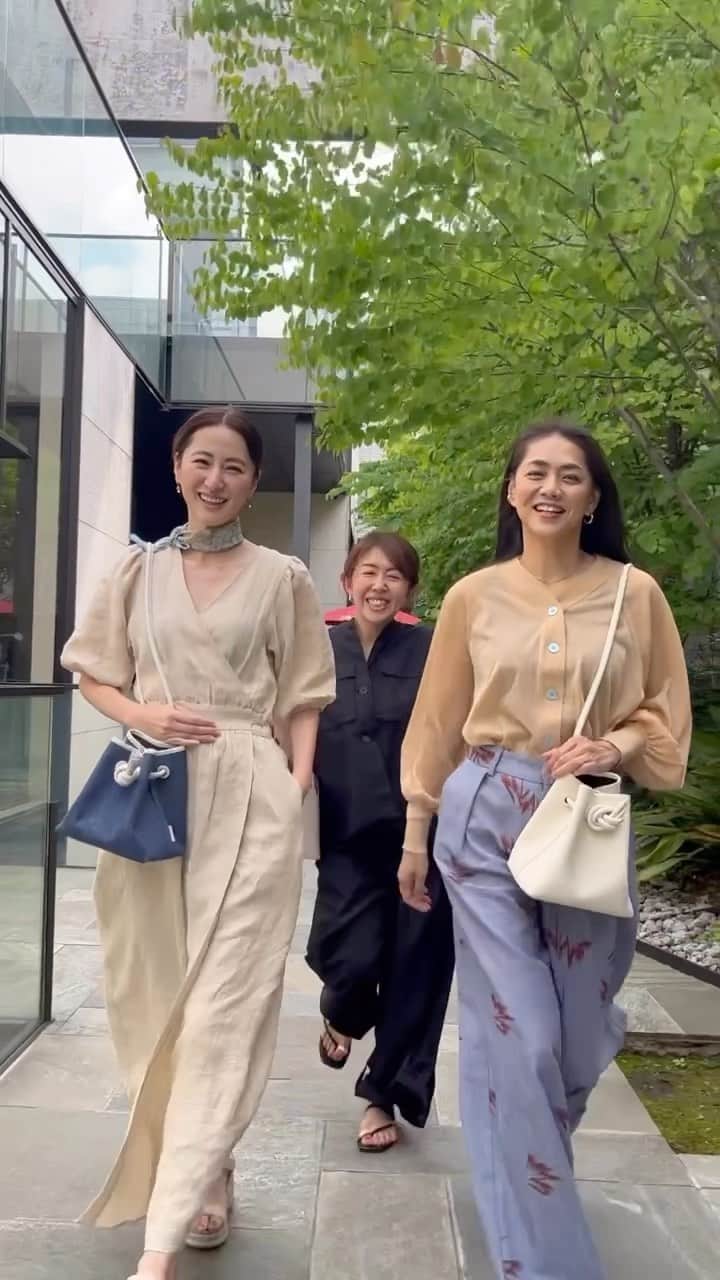 前田ゆかのインスタグラム：「#マエピン　ウォーキングに #のりピン　@maenorichang   #ゆかピン @maeyuka  with  スペシャルゲストの  #なおピン  の登場👏👏👏  @naosuke0807   2人の間に挟んで　 #前田サンド　しました😆  踊れるし面白いし最高ーの　なおピン！  何度見ても天晴れ⤴︎⤴︎⤴︎ 芸達者で何度も見返したくなる 笑いが止まらない夢の共演でした〜🤣🤣🤣‼️  @vasic_japan  #bond collection でウォーキング✨  なんて楽しい時間なんだろ😉」