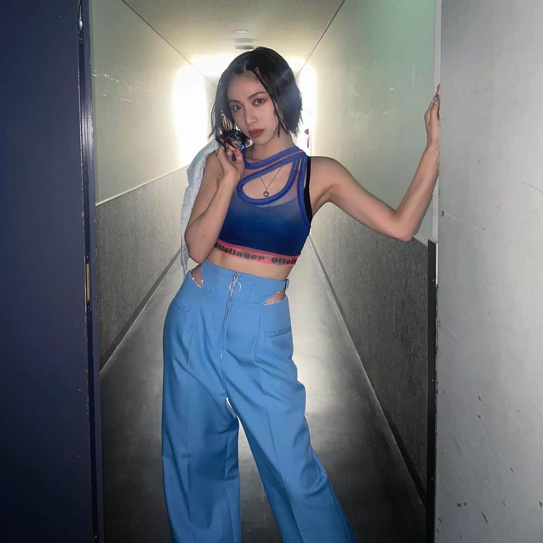 honoka のインスタグラム：「今日はDa-iCE ARENA TOUR 2023 - SCENE-  オープニングアクトとして お邪魔させて頂きました🩵  素敵な機会を頂けて嬉しいです🥹 LIVEかっこよかった、、、、、🫠😮‍💨  あ、新衣装でした🐬🧜‍♀️🩵  #Da_iCE_ARENATOUR2023」