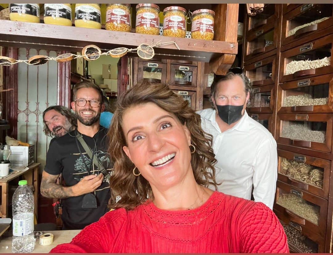 ニア・ヴァルダロスのインスタグラム：「June 21 2022, day one of filming with a few geniuses  #mybigfatgreekwedding3 🇬🇷!!! #athens #plaka #screenwriter #locationsscouting #director #ilovemyjob #greece」