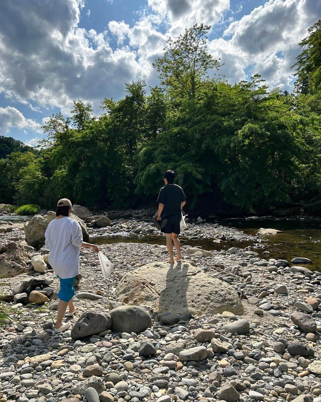 えぐっちょさんのインスタグラム写真 - (えぐっちょInstagram)「海よりも川派！！！🏞  こじんまりしてて…のんびりできる気がする笑 アクティブな2人の案内でどこなの！？って 場所過ぎたけどリフレッシュできた✨✨  絶対Kastaneの水着が正解じゃん！って 思った1日  おはぎ食べて、中華食べて… 大満足！  せんちゃん、えんたく氏、ありがとう✨  #kastane #kastane仙台 #kastane_ootd  #川遊び #サロペット #サロペットコーデ  #northface #アウトドア #アウトドア女子  #アウトドアコーデ #秋保 #秋保大滝  #骨格ウェーブ #骨格ウェーブコーデ #イエベ #イエベ秋 #低身長コーデ #低身長 #ノースリーブ #ノースリーブニット」6月3日 22時27分 - eguccho02