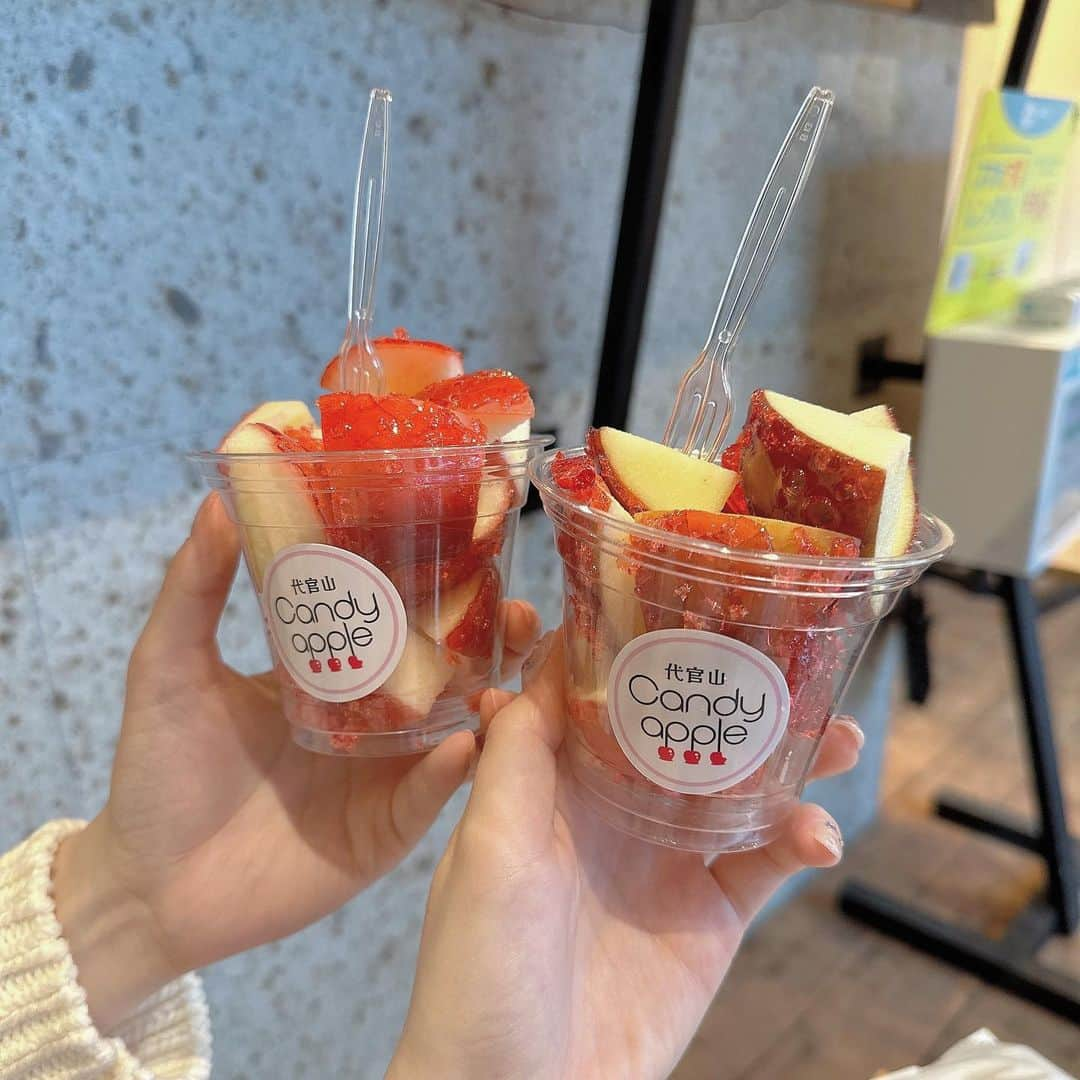 白井真緒さんのインスタグラム写真 - (白井真緒Instagram)「🍎 ⁡ ⁡ ⁡ ⁡ 美味しすぎるりんご飴 ここ最近ハマりにハマってます #candyapple #りんご飴 #こはくのカフェきろく」6月3日 22時41分 - kohaku_shirai_official