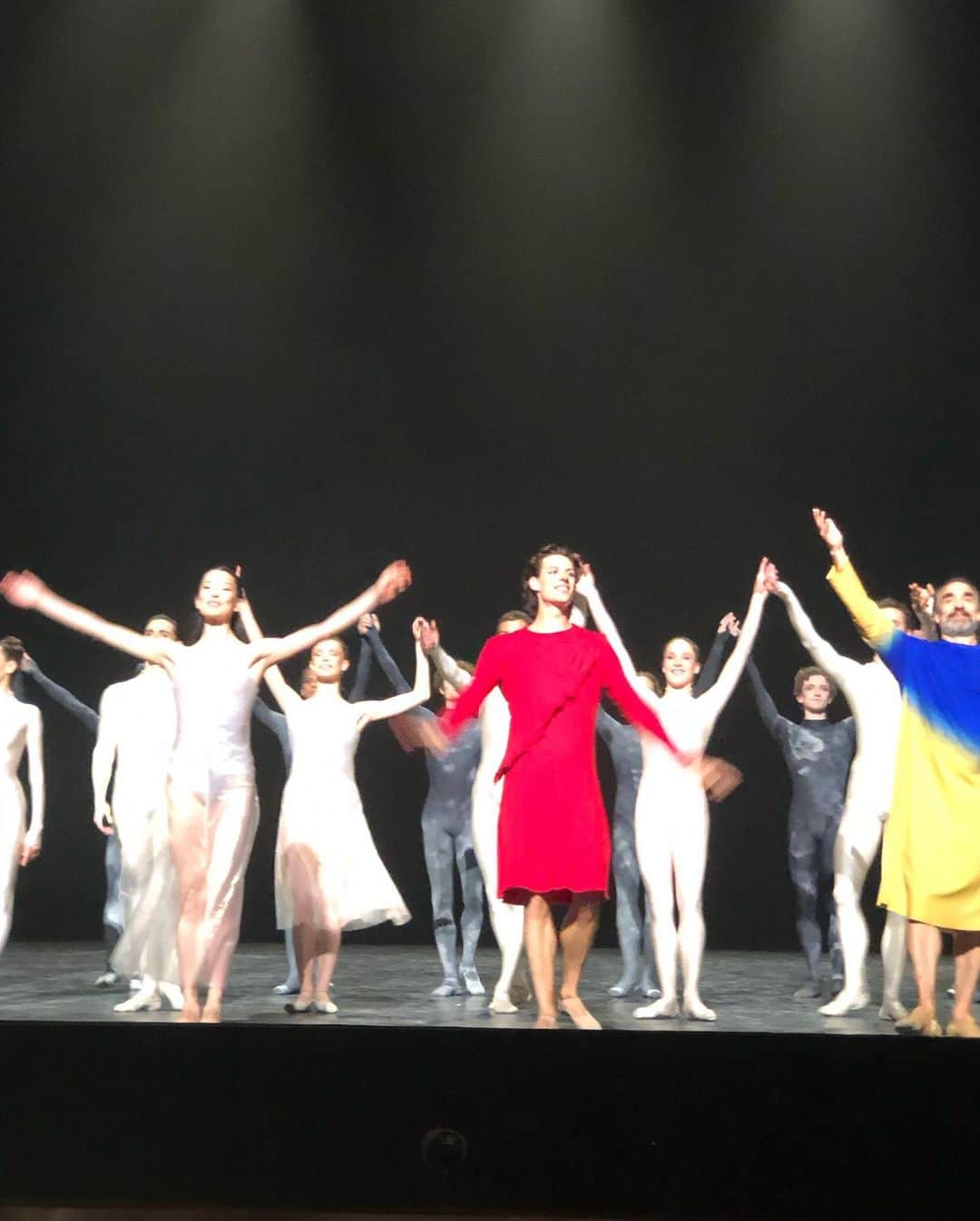 雨宮塔子さんのインスタグラム写真 - (雨宮塔子Instagram)「前にご紹介した、オペラ座ダンサーの我れらがクララの舞台を観に、オペラ・ガルニエへ🥰  ダンテは演目といい、モダンダンスの演出といい、私には難易度がかな〜り高いのですが、ドラマチックな世界観に惹き込まれました😍 最終日の公演を逃さなくて本当によかった😭  #2枚目がクララちん @clara_mousseigne  #Béatrice役は #以前パリ中継でもお世話になった #オニール八菜さん @operadeparis   #6月に入ったのに緩みっぱなし #原稿書かなきゃ😭」6月3日 22時36分 - amemiya.toko
