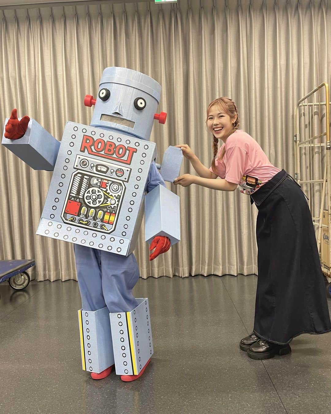 田中咲帆のインスタグラム：「.🩷 ロボットのネジ回させてもらっちゃった🤖🔧」