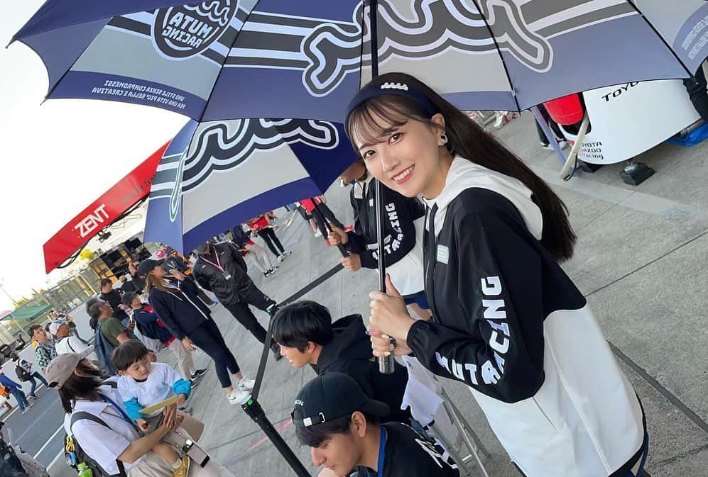 のインスタグラム：「SUPERGT Rd.3鈴鹿🎡  新幹線の影響で予定していたピットウォークやステージなどが 欠席となってしまい、申し訳ありませんでした💦  ギリギリ滑り込みでキッズウォークへ！ 色々大変だったけど子供たちのとても楽しそうな笑顔を見たら もう全部吹っ飛びました🥹💓 沢山のパワーをありがとう！  2号車muta Racing INGINGは予選4番手、 セカンドローから明日の決勝へ挑みます！ チームランキング5位、ウェイト45kgの中での4番手タイムは 本当にすごい( ¤̴̶̷̤́ ‧̫̮ ¤̴̶̷̤̀ )✨ 300クラスBS勢ではトップです！  新幹線の中で見てたけど、現地で見たかった…！  明日はきのちゃんがグリッド、 私はフラッグ行進を担当させて頂きます🚩 めちゃめちゃ緊張するけど同じくらい楽しみ🥳  2戦連続表彰台目指してチーム一丸となって頑張りますので、 明日の決勝も2号車の応援よろしくお願いします📣❤️‍🔥  . @muta_racing  @mutaracing_wear  @muta__official  . . #supergt #muta #mutaracing #mutaracingfairies #GR86 #GR86GT #ingingmotorsport #bridgestone #motorsport #circuit #racequeen #model #japanesegirl #レースクイーン #スーパーgt #ロングヘア #ストレートヘア #カチューシャ #鈴鹿サーキット #モータースポーツ #モータースポーツ好きな人と繋がりたい」
