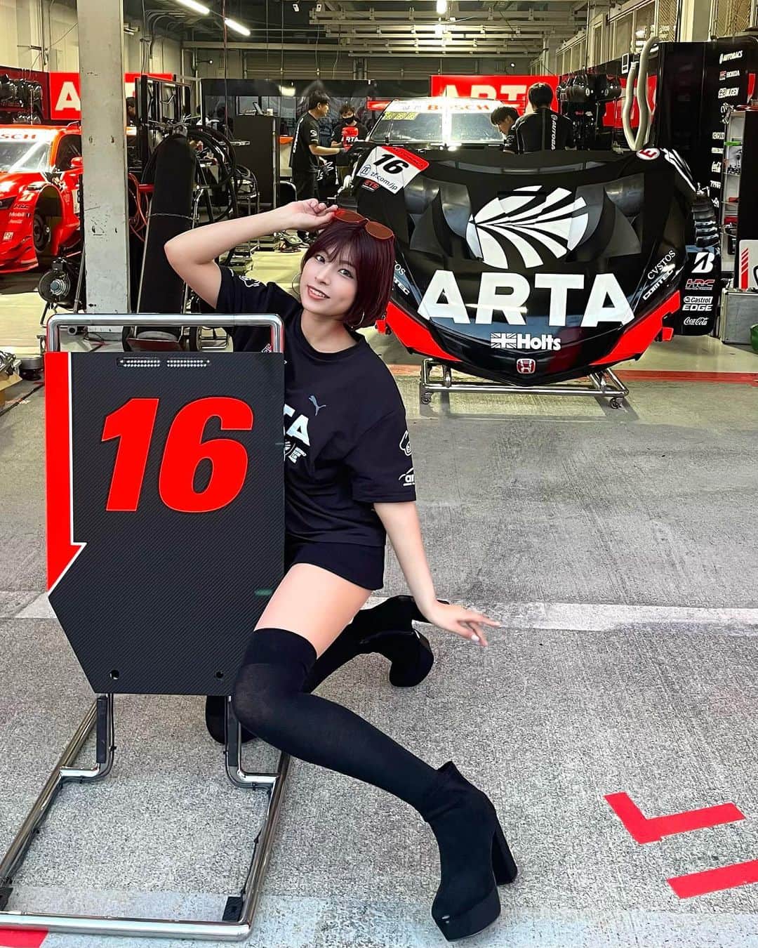 のインスタグラム：「#SUPERGT Rd.3 鈴鹿サーキット🎡🖤  キッズウォーク前に無事サーキットに到着しました🫶  🛞ARTA MUGEN NSX-GT 本日の予選結果により明日の決勝は  8号車▷11番手 16号車▷6番手 から上位を目指して追い上げてまいります💪🏻  台風の影響により現地で予選を見られなかったので、チームレポートをしっかり読んでいます！  チームの想いと意気込みをしっかりと受け止め、一緒にチームを応援しましょう❤️‍🔥  ＼予選日チームレポート／  #8 topics.artaracing.com/archives/14762 #16 topics.artaracing.com/archives/14765  鈴鹿サーキットはHONDAのお庭！ 本来の速さを発揮できる戦いになりますように！ 明日の決勝も8号車、16号車の応援をよろしくお願いします！  #ARTA #ARTAGALS #AUTOBACS #オートバックス #HONDA #無限 #MUGEN #ARTAMUGEN #モータースポーツ #motorsport   定期🥀  #砂時計くびれ #レースクイーン #グラビアアイドル  #骨格ストレート 元 #美容部員 #ショートカット #instagood #japanesegirl #藤井マリー」
