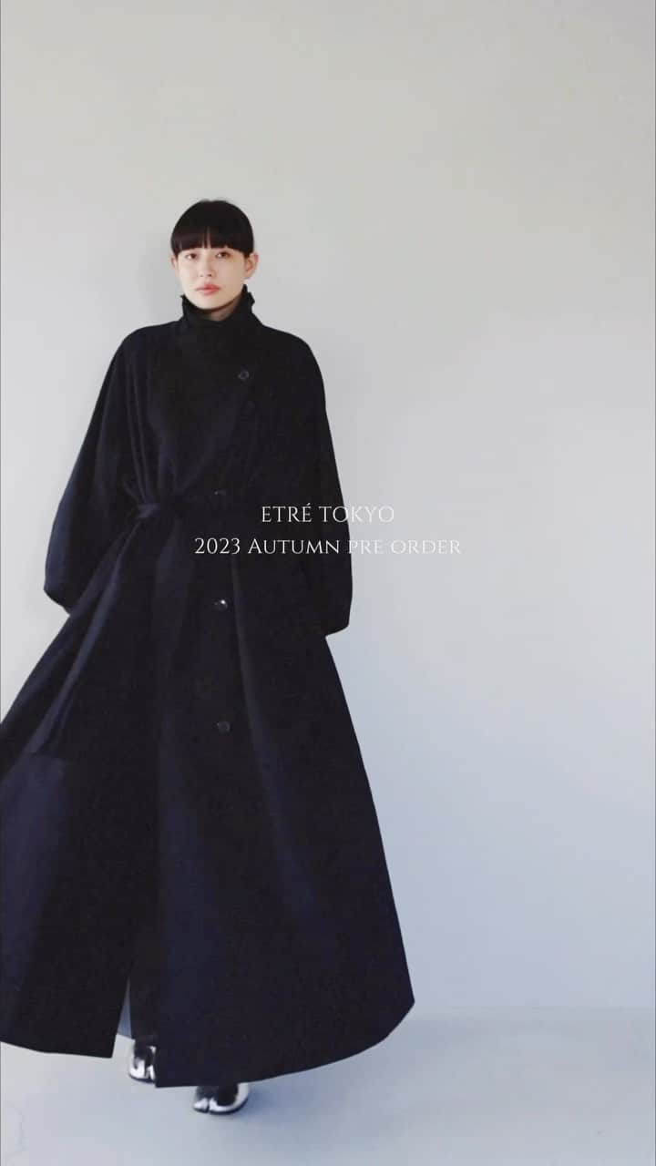 JUNNAのインスタグラム：「@etretokyo   #ETRE23秋  ETRÉ TOKYO 2023 AUTUMN PRE ORDER  #ETREウールチノコンシャススリーブトレンチコート #ETREウエストアジャスタブルタックワイドパンツ  今年のトレンチは"とろっとろ" ボリュームたっぷりのコンシャススリーブデザインは昨年同様に、今期は程良く落ち感のある中番手のウールポリエステルの混紡糸を使用したウールチノ素材を採用。用尺たっぷりETRÉ TOKYOらしいボリューム感。柔らかで上品な落ち感が今までに無い新鮮な雰囲気。  襟にはチンウォーマーを施しハンサムさもしっかり残しました💪  tops/ #etretokyo 23AW pants/#ETREウエストアジャスタブルタックワイドパンツ boots/ #maisonmargiela  outer/ #ETREウールチノコンシャススリーブトレンチコート ーーーーーーーーーーーーーーーーーーーー  '23 AUTUMN PRE ORDER  ONLINE STORE 6/8(木) 19:00 - 6/15(木) 12:00  LUMINE SHINJUKU 6/8(木) - 6/14(水)」