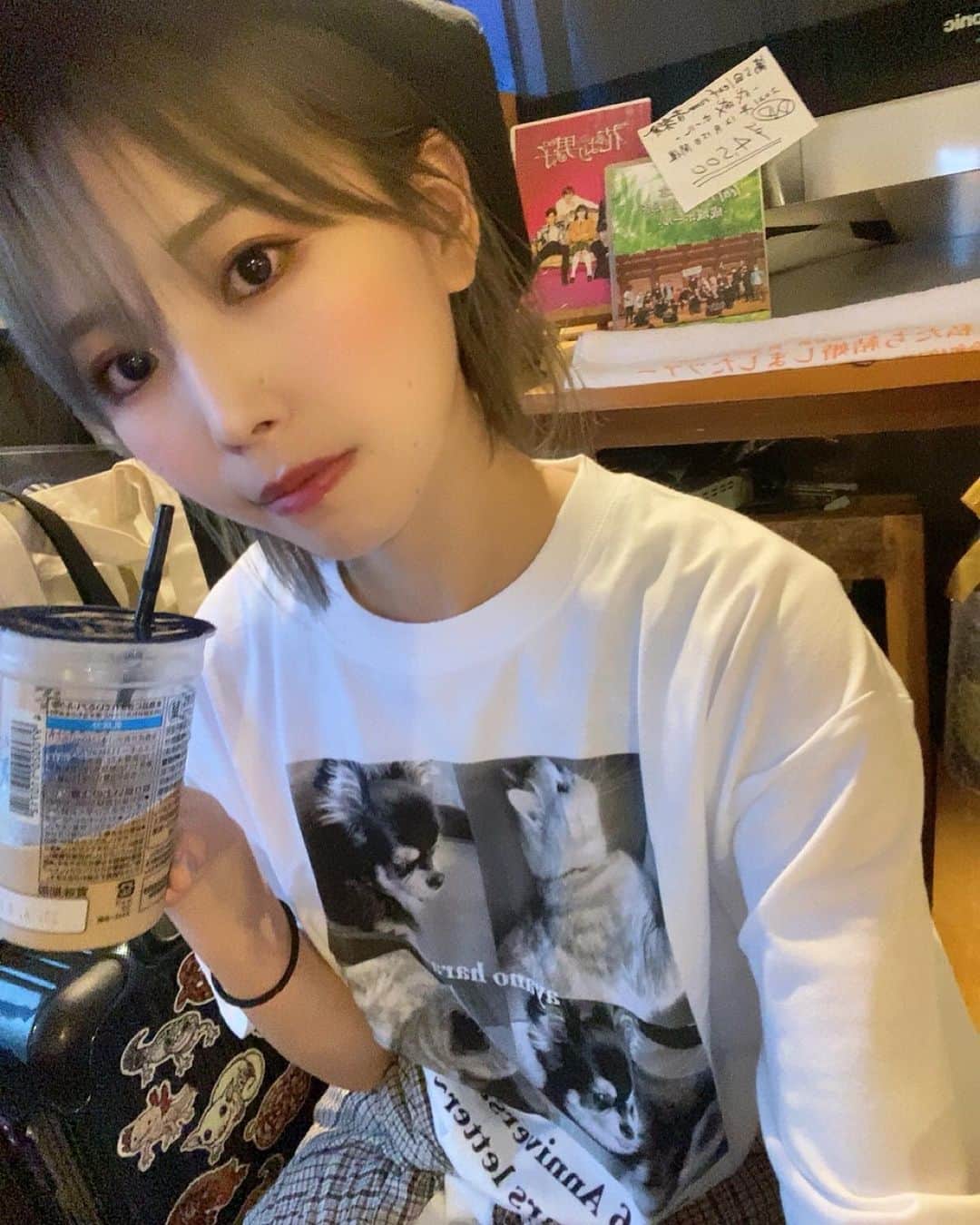 原あやののインスタグラム：「#20230602 豪徳寺leafroom  とんでもない台風の中タイムテーブルを変更してなんとかお届けしました！ご来場頂き、配信ご覧頂きありがとうございました！！！！！！☔️🌪  そんな中でも足を運んでくれる方は多かったのですが、もっっと沢山の人たちに見て欲しい対バンだった…と思ったら！リベンジ決定して良かった！！！！  まみさんも魁ちゃんも素晴らしすぎて、わたしは報われるようなライブが超好きなんだけど、とってもそれで、めちゃ良い夜やったんよ～！  リベンジはさらに多くの方に見てもらえますように^_^ そしてリーフは愛～～～！！！！！  無事に帰宅したら家が浸水しそうで朝方まで神経尖らせてたけど何ともなくて良かった！防災グッズ改めて揃えよーとおもいました🙏  雨で服も髪もフライアウェイしたので帽子と愛息子Tシャツ  #豪徳寺#個人的住みたい街ランキング第一位 #live#singersongwriter#japanesegirl#japanesemusic#ssw .」
