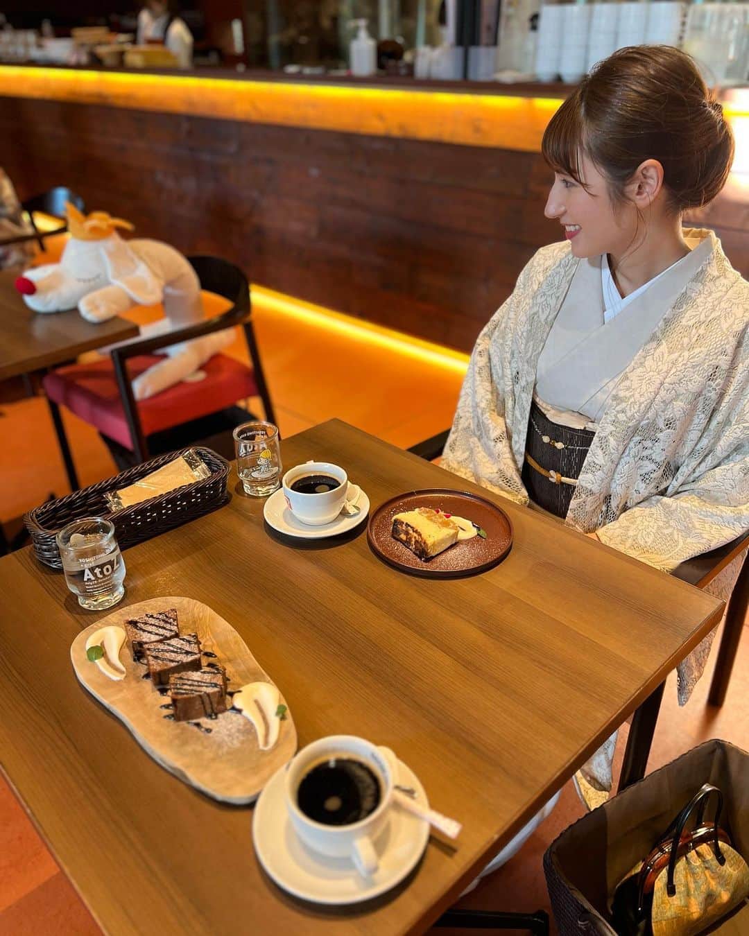 澤田愛美のインスタグラム：「.  展示を見た後は隣のカフェへ！  かわいいお隣さん☺️🫶  .  #カフェ #着物 #着物でお出かけ #単衣」