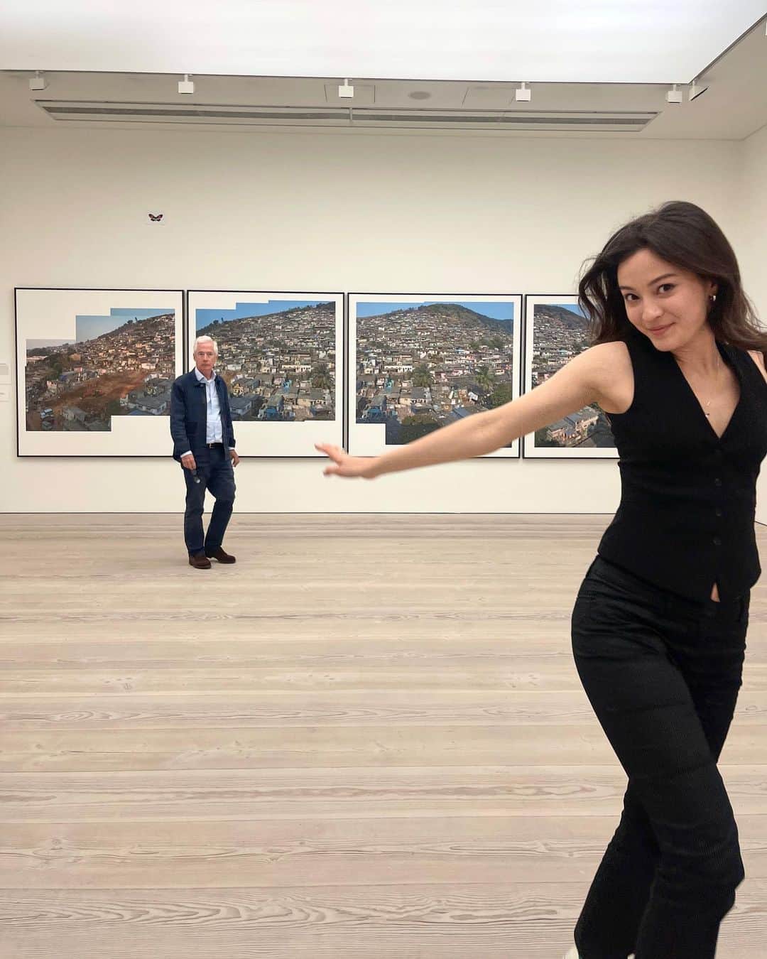 澄那シュトゥーダーのインスタグラム：「I love museums... I'm lucky that one of my absolute faves is the @saatchi_gallery right here in London 😌   Thank you Saatchi gallery for inviting me to the private preview night of "CIVILIZATION - 150 photographers explore the way we live now"! 📸   Londoners, and anyone visiting: don't miss this impressive exhibition - it's on NOW and absolutely will make you gain perspective of how small we are as individual humans, but how impactful we can be as a civilization. Highly recommend 💯   #saatchigallery #artgallery #visitlondon」