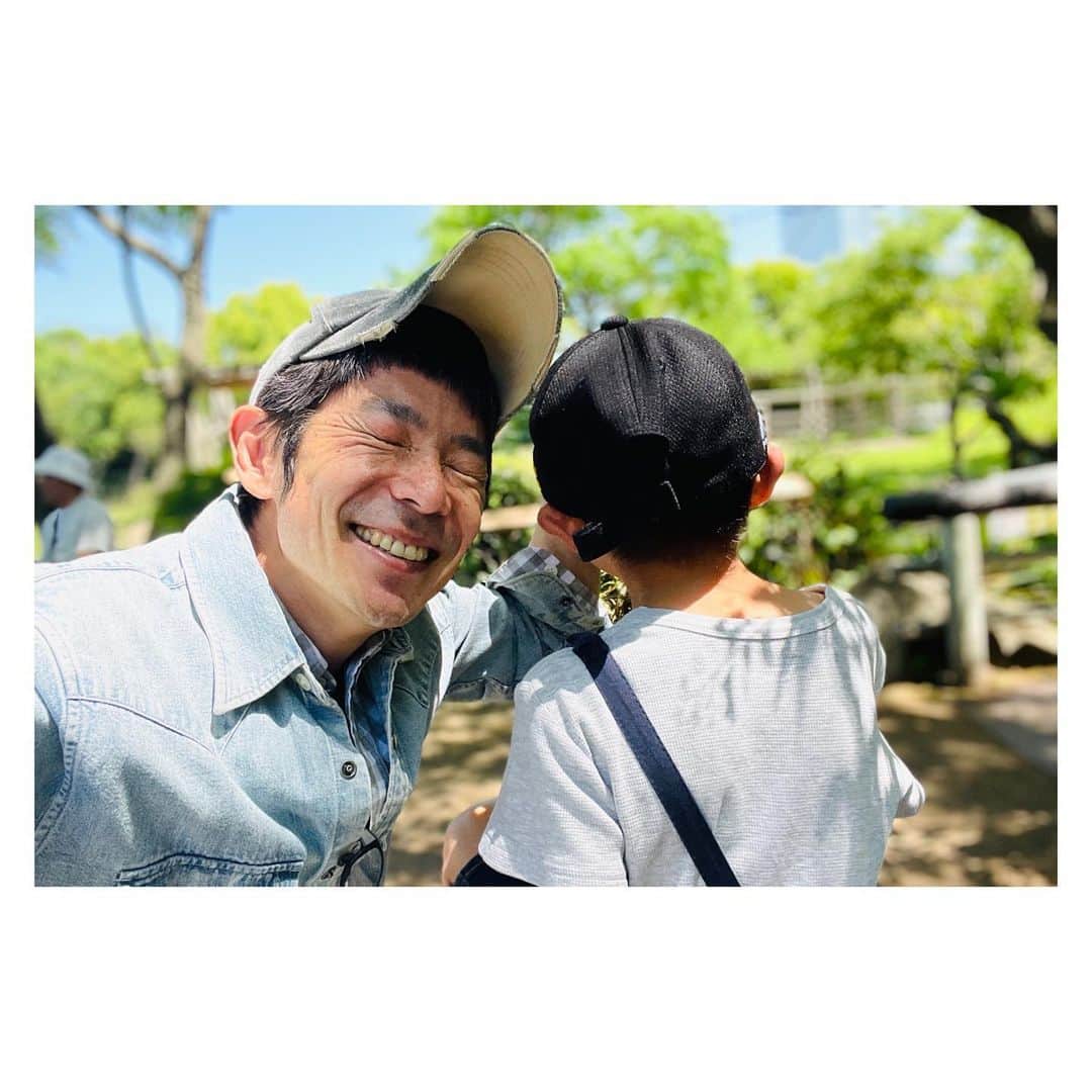 清水健さんのインスタグラム写真 - (清水健Instagram)「. 2023年6月4日(日)明日まで、 大阪市立天王寺動物園で、  日本アラジール症候群の会が、  社会課題・SDGsヒント博覧会にて、 ブース展示されています。  ご紹介させていただいてのブース出展。 僕も息子と見学させていただきました。  お天気もよく、天王寺動物園には、 笑顔多き、ご家族の姿がいっぱい。  一人でも多くの方が、ブース見学、 チラシを手にとってくだされば嬉しいです。  -----＊-----＊-----＊-----＊-----＊-----  #知ることで変わることがある #天王寺動物園  #難病指定 #アラジール症候群 #治療法はまだない   -----＊-----＊-----＊-----＊-----＊-----  帰りは、新世界でも、息子とぶらぶら。 どっぷり「大阪」を感じた時間でした。  ■ 清水健／講演会・司会・出演 等 → プロフィールのURLから ご依頼は清水健オフィシャルサイトまで  #清水健 #アナウンサー #112日間のママ  #講演会 #司会 #出演 #多くのご依頼に感謝  -----＊-----＊-----＊-----＊-----＊-----  ■ 飛騨牛ギフト → @hidagyu.japan  清水健 20年来の親友との「贈り物」サイト #お中元ギフト #父の日ギフト #飛騨牛」6月3日 22時43分 - shimizuken.official