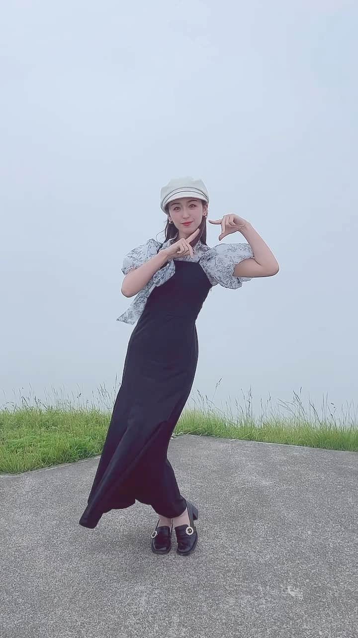 三輪晴香のインスタグラム：「. . 最近ハマってる「推しの子」踊ってみた🕺 ここのスポット絶景が見れる予定だったのに 雨女のわたしはお天気には恵まれず霧に囲まれました🤣 それも幻想的と思っていただけたら🥹 最後ヒモほどけました笑  #推しの子 #yoasobi #アイドル #踊ってみた #ダンス」