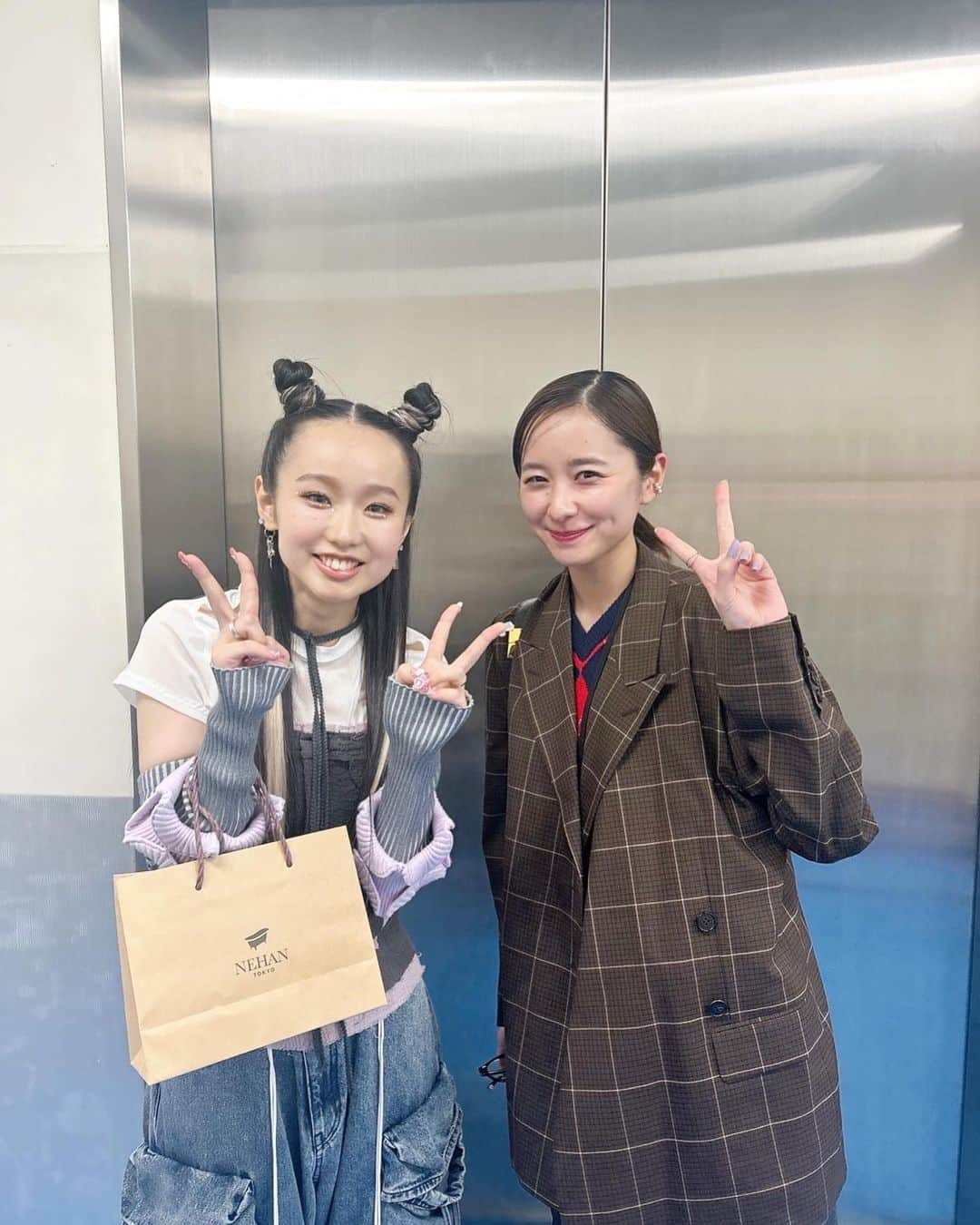 堀田真由のインスタグラム：「荒井麻珠ちゃんの ワンマンライブに行ってきました♡ KOEのmvをきっかけに今もご縁が続いております。 嬉しい☺️麻珠ちゃんの歌声は本当に美しくて 今日もたくさんパワーを貰いましたっ ありがとう🌷  #まじゅソンfav」