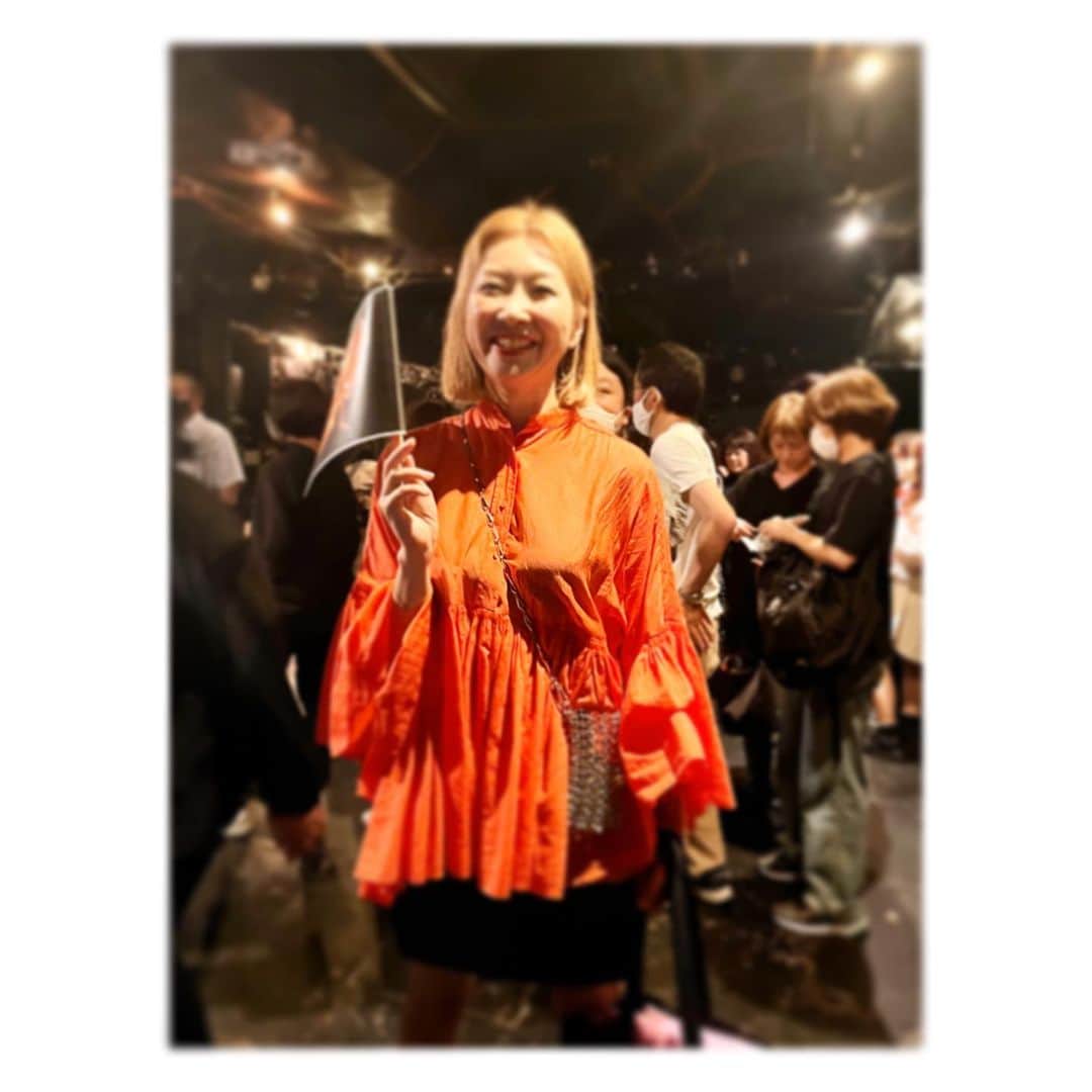 のインスタグラム：「♬*゜  お仕事終わりに、友だちのLIVEへ  謎の集団ダンス！ ヤバかった まんまと踊らされてふくらはぎパンパンや！  #スキップカウズ  #33周年 ㊗️ #live   帰りは、#串揚げ ！ 写真撮らず💦」