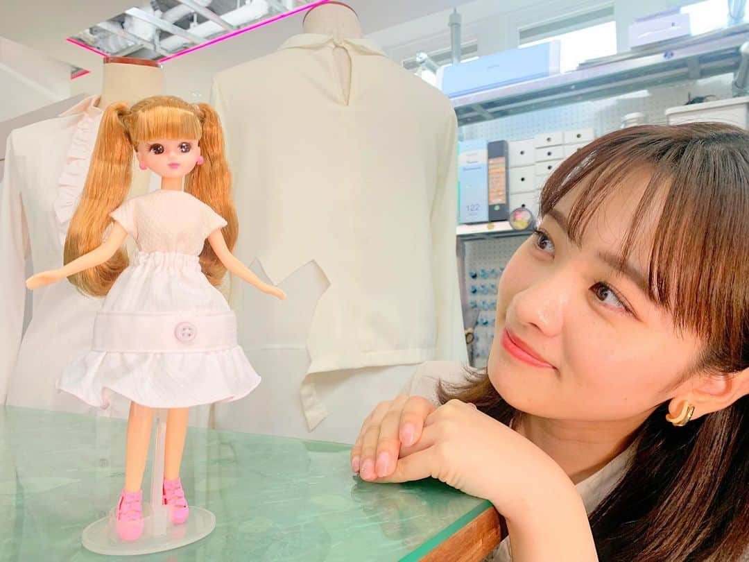 河出奈都美のインスタグラム：「. 自分の服でリカちゃんの服を作りました！👗🪡  おはよんのグップラ企画で、 「100 My Licca」という取り組みを取材しました✨  環境問題のひとつに 衣類の大量廃棄があると言われていますが、 そこで注目されているのが、 捨てられる服を、リカちゃん用の服に アップサイクルするというもの😀✨  リカちゃんの服にすることで、 当時の思い出が蘇って 前向きな気持ちになれるだけでなく、 物自体を大切にする気持ちが 芽生えることを実感しました🌱  展示されている服には、作者の方の 素敵な思い出が詰まっていてほっこり☺️ そして、何よりかわいい🥺💕  ちなみに、私が作りましたスカートは 大学の入学式で着たブラウス、 トップスは大学入学したての頃に 服が無さすぎて母と買いに行ったものです笑  (裁縫がそんなに得意ではないため 完成に3時間もかかってしまいました😉)  少しでも、衣服ロス解決のため 自分にできることを実践していきたいです🙂  #GoodForthePlanet #グップラ #🌏 #地球にいいこと #oha4 #おはよん  #100mylicca #アップサイクル #リカちゃん #リカちゃん人形 #リカちゃん服 #リカちゃんハンドメイド  #日本テレビ #アナウンサー #河出奈都美」