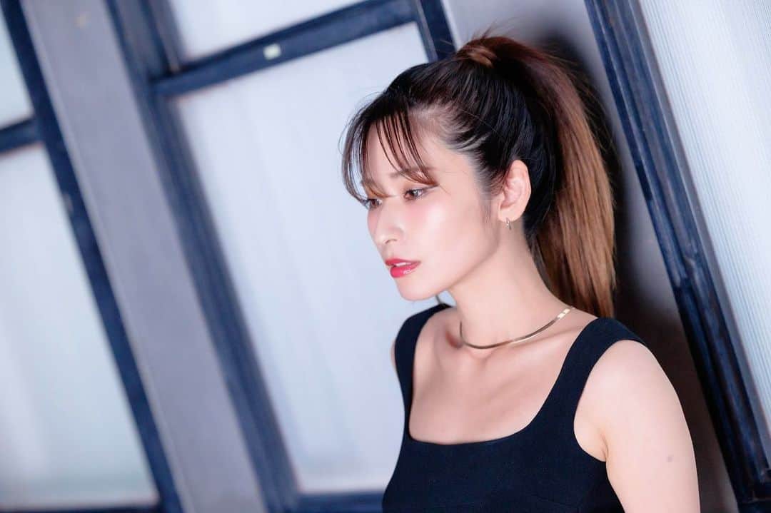 有馬綾香のインスタグラム：「🖤🩶🤍 にやり 🩶🖤🤍」