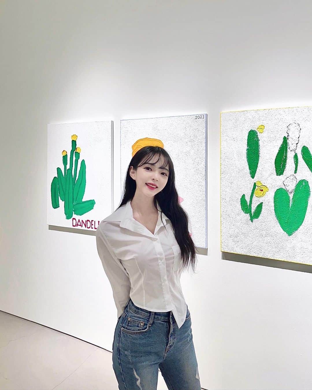 ユジョン のインスタグラム：「▪️이우연 - Being Somewhere  매일 펼쳐지는 일상은 무디도록 반복적인 동시에 끊임없이 움직인다. 끝없는 변주 속에서 우연히 마주치는 순간들은 각자의 기억들이 투영되어 새로운 이야기가 되고, 삶에 생기를 선사한다. 이우연은 자신만의 리듬에 맞춰 일상에 가치를 부여하고 평범하지만 특별하게 순간을 기록한다.  작가는 형태를 단순화하는 에스키스(Esquisse)를 시작으로 사물과의 거리를 좁혀 나간다. 순수한 시선으로 관찰하고 선과 면을 절제하는 과정을 거치며 사물이 가진 본질에 집중하여 친밀감을 형성한다. 평범했던 조형 요소들은 이제 거친 모래가 섞인 캔버스 위로 펼쳐진다. 울퉁불퉁한 표면 위에서 의도치 않게 달라지는 선과 면들로 우연성을 채우며 비로소 하나의 일상을 완성한다. 크고 작은 우연한 일들로 하루가 흘러가는 것처럼, 이우연은 과정을 통해 사물들의 존재에 귀 기울이며 새로운 일상을 채워 나간다.  꽃밭 안 유난히 큰 꽃봉오리, 어린아이의 머리에 묶인 분홍색 리본, 혼자만 색이 다른 주전자 손잡이처럼 소소한 일상에서 우연히 마주한 순간들은 조용히 쌓여 삶이라는 거대한 틀을 이룬다.  마음으로부터 이어지는 시선을 따라 일상을 관찰하며 자신만의 삶 안에서 따뜻한 위안을 찾길 바란다.」