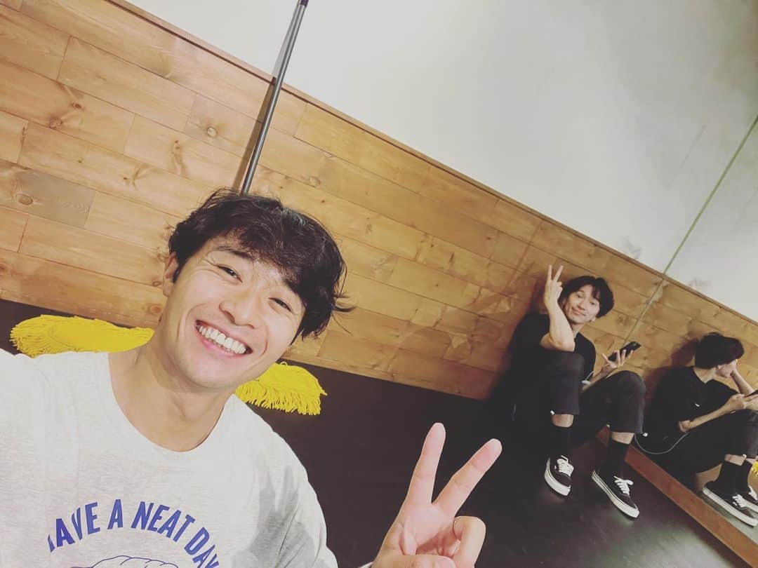 shojiのインスタグラム：「本日もs**t kingzリハ！ s**t kingzのダンスライブツアー　#踊ピポ　&ダンスワークショップツアーの一般発売が今日から始まりました🔥🔥🔥🔥 全国7都市を廻ります！ 絶賛めちゃくちゃ踊って準備中🕺🏼🕺🏼🕺🏼🕺🏼 是非遊びにきてねー🙋‍♂️  Happy dance life🔥 Can’t wait for our upcoming tour in Japan!!!!  #stkgz #シッキン #シットキングス #持田将史 #踊ピポ #ザシット」