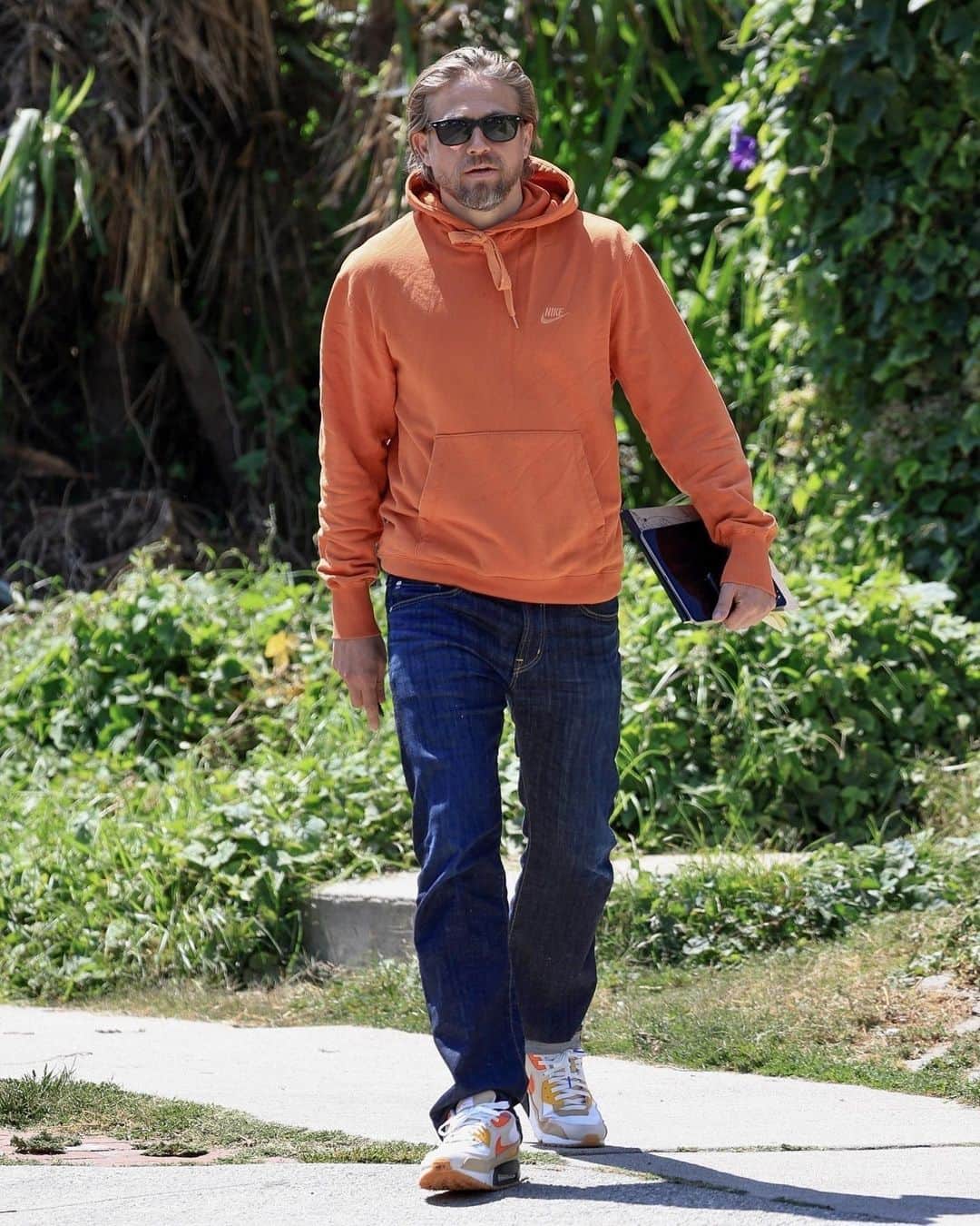 Just Jaredさんのインスタグラム写真 - (Just JaredInstagram)「Charlie Hunnam seemingly recognized Wear Orange Weekend and National Gun Safety Awareness Day on Friday by wearing orange while out for lunch in Los Angeles. We've got more photos and details on JustJared.com! #CharlieHunnam Photos: Backgrid」6月3日 14時12分 - justjared