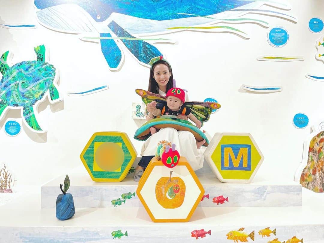 筒井萌子のインスタグラム：「*  　二子玉川のライズショッピングセンターにある 　PLAY!PARK!ERIC CARLE🐛 　に遊びに行ってきました❀´-  　赤ちゃんだとまだあまり楽しめないかな？ 　と思ってたんだけど0〜1歳ゾーンがあったり 　大人も楽しめるカラクリがあったり 　撮影スポットも沢山あって凄く楽しかった𖦊  　ずり這いも1.2歩しかしないからまた 　ズリズリずり這いやハイハイ 　出来るようになったら行きたい！ 　って思ってたらここ1.2日でめちゃくちゃ 　ずり這い上手になった🤣  　たまたまイベントがあって参加できたෆ 　くも☁️のお話のイベントで配って下さった 　色んな形の雲🛩🌳でヒラヒラを楽しんでた🌼  　タンブラーも初回で買うと次回から持参で 　ドリンクバーを利用出来るからまた 　持参して遊びに行きたいなぁ◡̈⃝  　あんよのお友達は遊具もあるから 　もっともっと幅広く遊びが出来そう𓍯  　大満足の１日でした🥰  　┈┈┈┈┈┈┈ ❁ ❁ ❁ ┈┈┈┈┈┈┈┈  　#サイベックス #サイベックスメリオ #baby 　#プレママ #出産準備 #生後3ヶ月 #両親学級　 　#プレママ教室 #baby #令和4年ベビー　 　#第一子 #秋生まれベビー #9月生まれ 　#育児日記 #子育て日記 #令和4年ベビー　 　#出産準備 #出産祝い #親子モデル #赤ちゃんモデル 　#ニューボーンフォト #newbornphotography  　#お食い初め #生後100日 #女の子ベビー 　#離乳食 #離乳食準備 #離乳食準備グッズ 　#はらぺこあおむし #エリックカール 　#二子玉川 #プレイパークエリックカール」