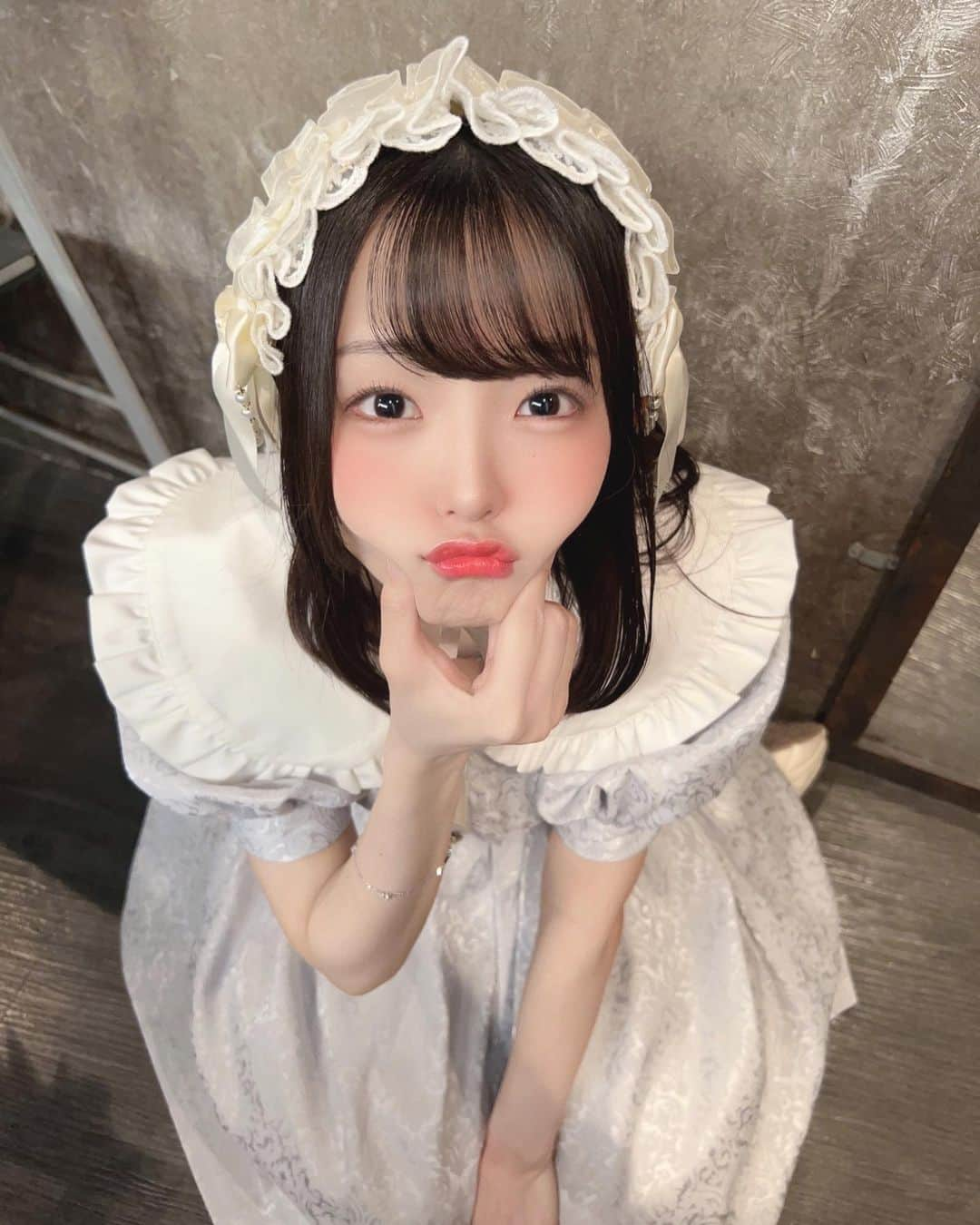 花咲ひよりのインスタグラム：「•  　　 ヘッドドレスつけてみたよ👶🏻♡  　　 皆好きかなぁ？　　 　　 　　　 　　 　　 　　 　　  #アイドル #アイドル衣装 #アイドル前髪 #アイドルヘア #アイドルメイク #黒髪 #黒髪ボブ #黒髪ミディアム #黒髪女子 #ぼぶ#ボブ #ボブアレンジ #巻き髪 #ゆるふわ #ウェーブ巻き #ワンピース #ヘッドドレス #人形 #地雷 #ロリータ #ふりふり #地雷コーデ」