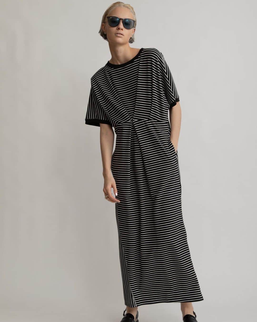 AULA AILAのインスタグラム：「【2023 HIGH SUMMER COLLECTION】  DOLMAN SLEEVE CUT ONE PIECE COLOR MULTI（BORDER）/CHARCOAL GRAY SIZE 0 ¥19,800  真夏にもさらりと着やすい、カットソー素材のドルマンワンピース。 ウエストで切り替え、そこから大きくタックをとることで、カジュアル過ぎないスタイリッシュな雰囲気に。 裾から開く脇のファスナーはスリット分量を自在に調節できるので、大きく開けてパンツとレイヤードするスタイリングも可能。  ✔️AULA AILA OFFICIAL WEB STOREにて HIGH SUMMER COLLECTIONアイテム展開中！」