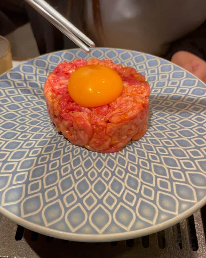 仲川遥香のインスタグラム：「美味しいお肉をちかちゃん @chikano.rina と食べに行った♥️ とろけた〜ほっぺ落ちそうだった🤭  Makan enak bareng sama chikarina♥️ benar2 enak banget dan bahagiaaaa🤭💓  #jepang #yakiniku #hirokiya #food #ジャカルタ生活 #一時帰国 #焼肉 #ユッケ #ヒロキヤ #仲川遥香」