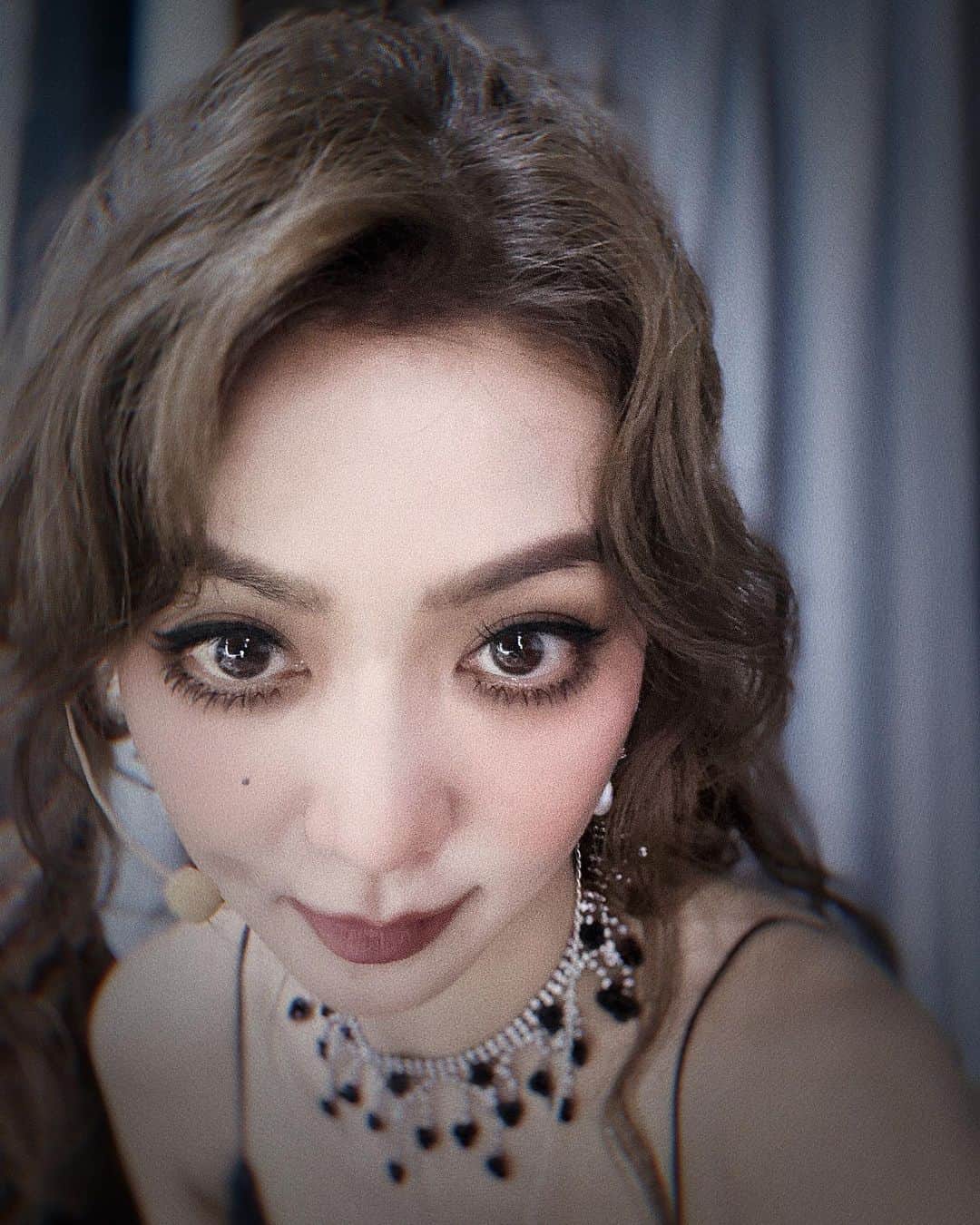 フィオナ・シットのインスタグラム：「Darker eyes vs sleepy eyes」