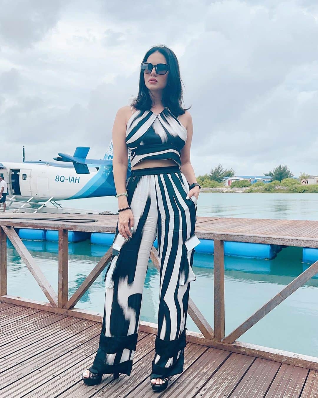 サニー・レオーネさんのインスタグラム写真 - (サニー・レオーネInstagram)「Cute travel outfit!   Outfit by @themissyco Styled by @hitendrakapopara Fashion Team @tanyakalraaa @sarinabudathoki  @brenniakottefaru . . #SunnyLeone #maldives #familytime」6月3日 14時28分 - sunnyleone