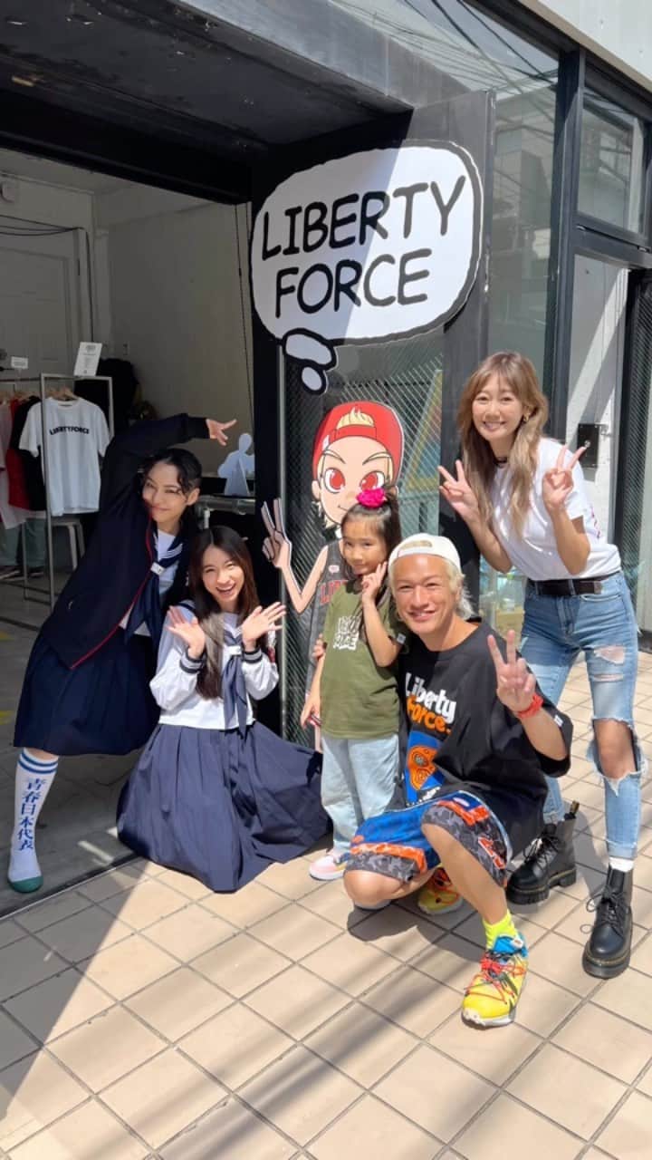 のインスタグラム：「2023年6月23日で3年を迎える自社の沖縄ブランド。 2023年春夏POP UPの記録   @libertyforce_teruya  昨年末はロサンゼルスの @complexcon に出展することもでき、今年の前半は沖縄から始まり東京、福岡、大阪の4都市で開催することができました🙏✈️  そして今回東京POP UPでお会いできた @rin_leaders ちゃんと @kanon_leaders  このちょうど1ヶ月後にリリースされたオトナブルーは、娘が今1番ハマっている歌❤️‍🔥 今年の前半もPOP UP中たくさんの新しい出会いと、再開がありとても刺激的な日々でした✨ ありがとうございます！🙏🥹✨  ご来場いただきましたお客様❤️‍ 関係者様❤️‍🔥 POP UPを一緒に盛り上げてくれた皆様❤️‍🔥 ありがとうございました🙇‍♀️✨  #okinawa #popupshop #popup #libertyforce #沖縄 #世界から注目される沖縄へ #ファッション #新しい学校のリーダーズ」
