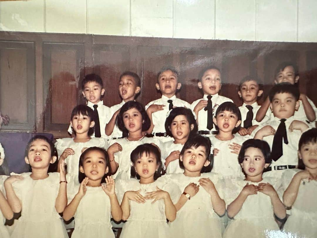 Alex Gonzagaさんのインスタグラム写真 - (Alex GonzagaInstagram)「Hanapin nyo ko.. yung manipis ang bangs at walang kilay 😂 Lahat ng childhood memories ko binalikan ko sa school!  #LinkinmyBio」6月3日 14時29分 - cathygonzaga